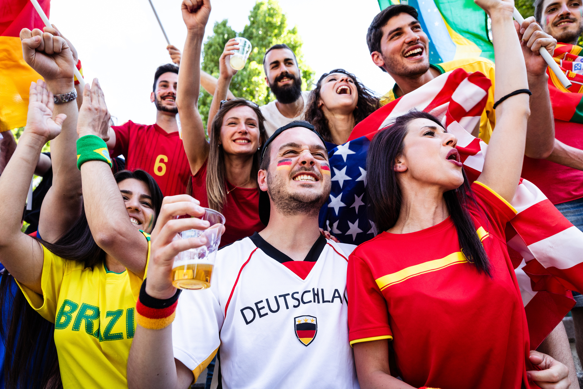 Symbolbild. Am 11. Juni beginnt die Fußball-WM 2026. Dürfen Arbeitnehmer während der Arbeit Fußball schauen? Foto: Adobe Stock/ william87