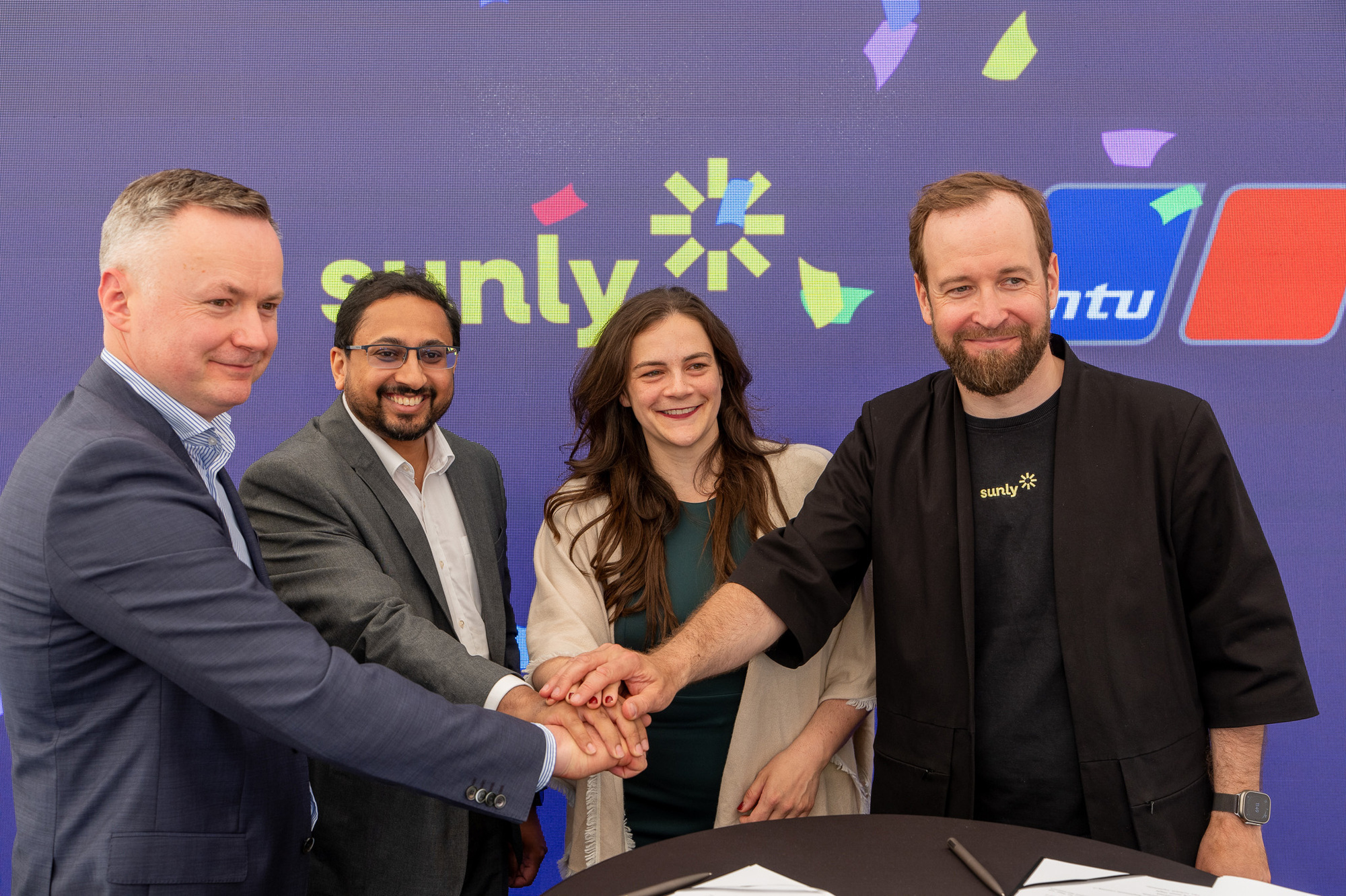 Rolls-Royce Power Systems erhält einen Auftrag für Batteriegroßspeicher in Lettland. V. l.: Toms Naburgs (Sunly Latvia), Abhinav Bhargava und Alexa Heinrich (beide Rolls-Royce Power Systems) und Priit Lepasepp, CEO und Mitbegründer von Sunly. Foto: Sunly