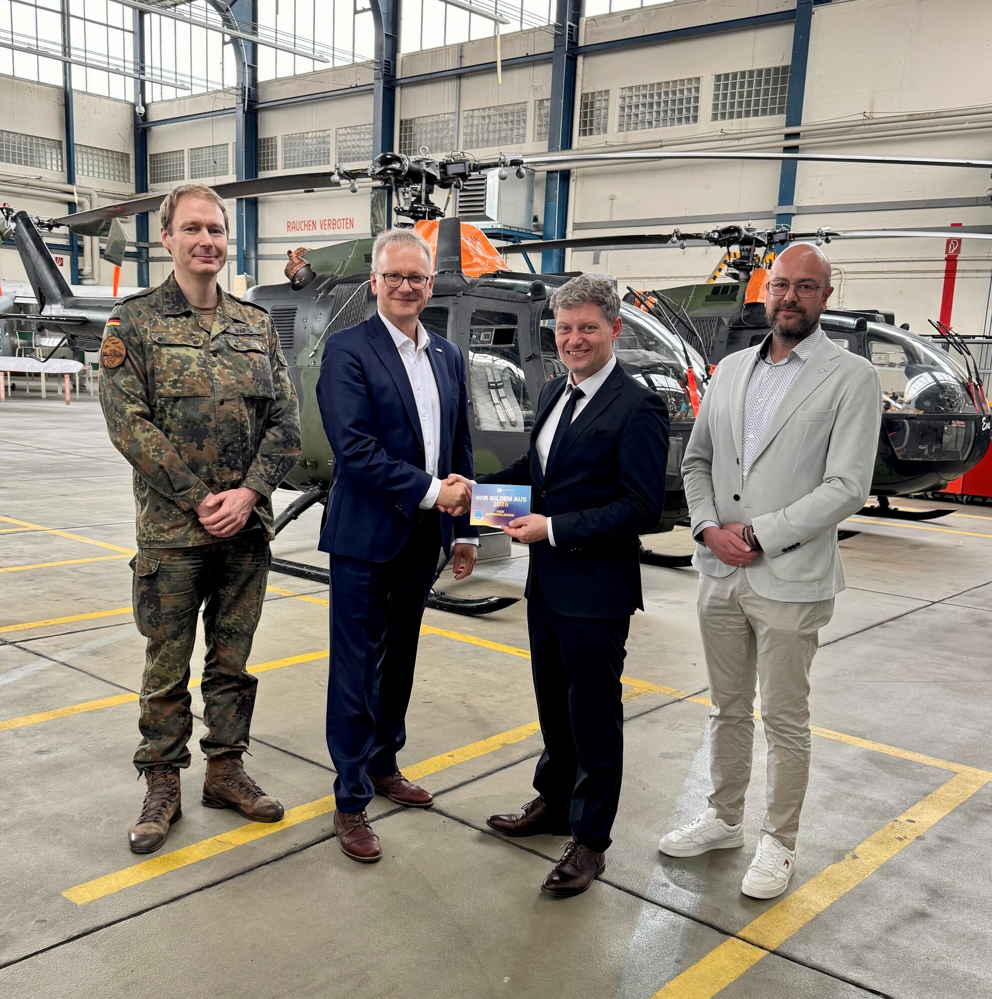 (v.l.n.r.): Kommandeur Oberstleutnant (OTL) Florian Hartl der Technischen Gruppe, IHK-Regionalgeschäftsführer Jens Walter, Ausbi