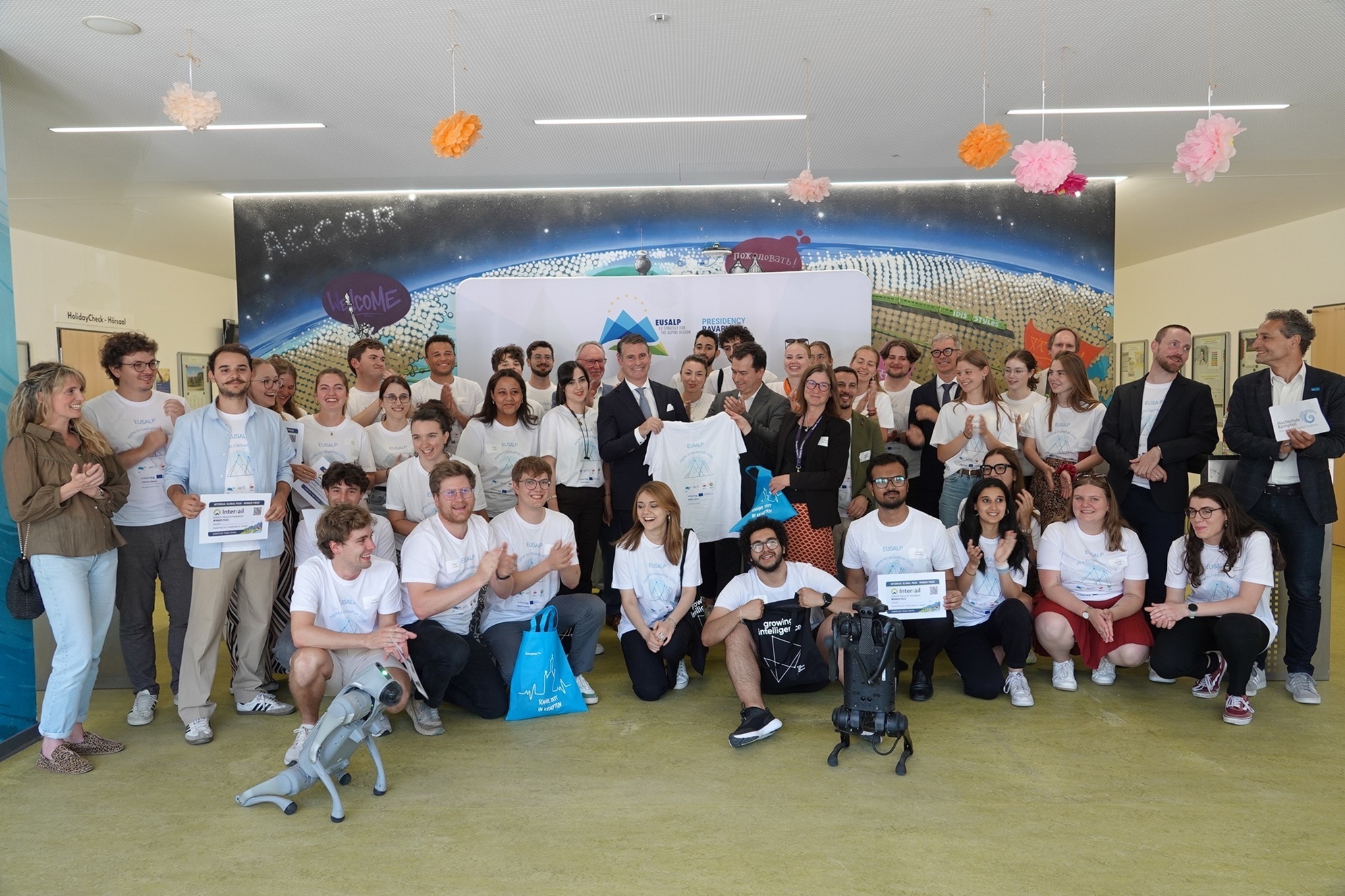 Rund 40 Studierende entwickelten beim ersten EUSALP Alpine AI Hackathon an der Hochschule Kempten KI-gestützte Lösungen für aktu