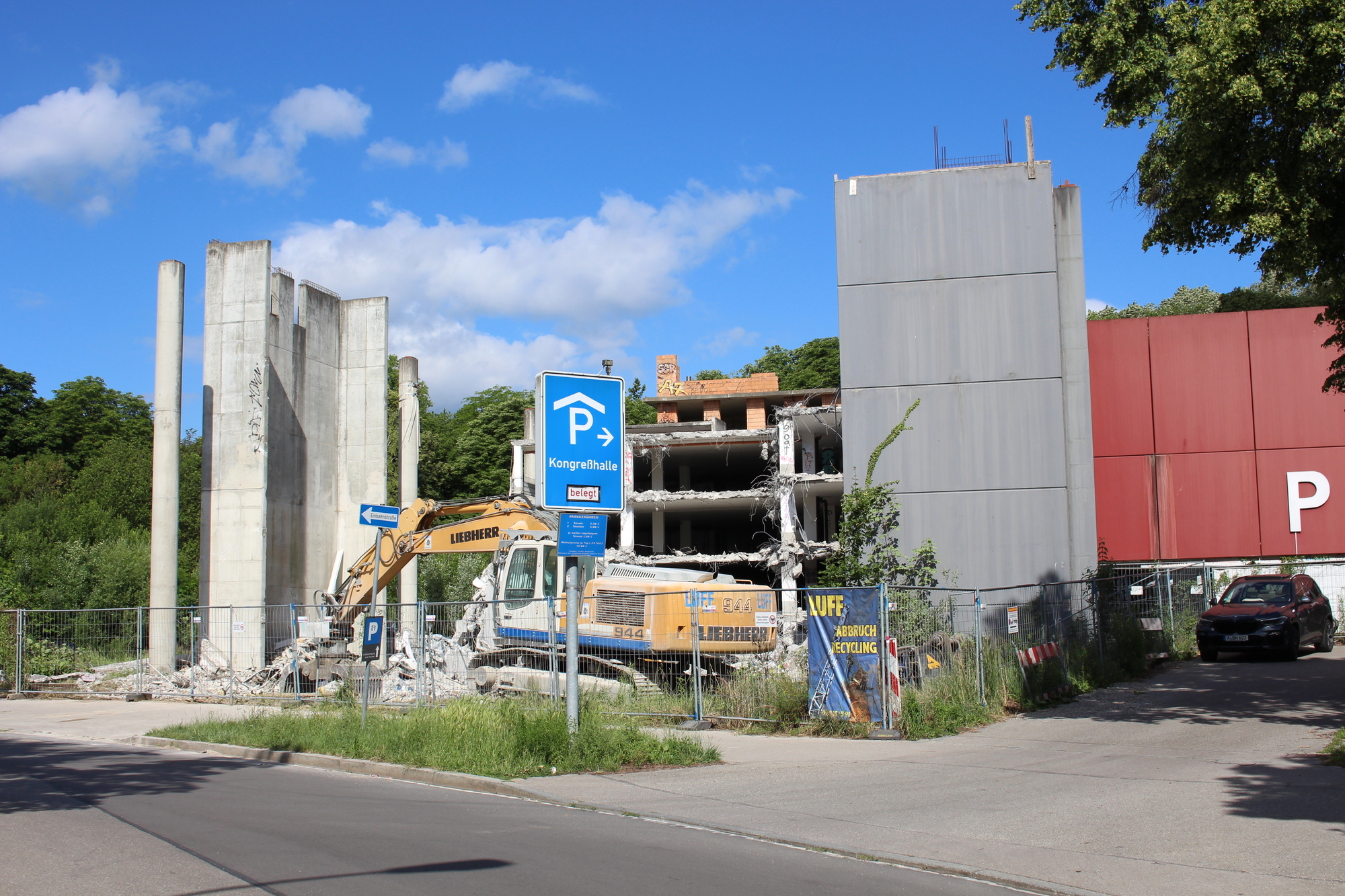 Das Parkhaus am Kongress am Park in Augsburg. Der Bagger steht noch da, weiter abreißen darf er aber erstmal nicht. Foto: B4B/ Katharina Seeburger