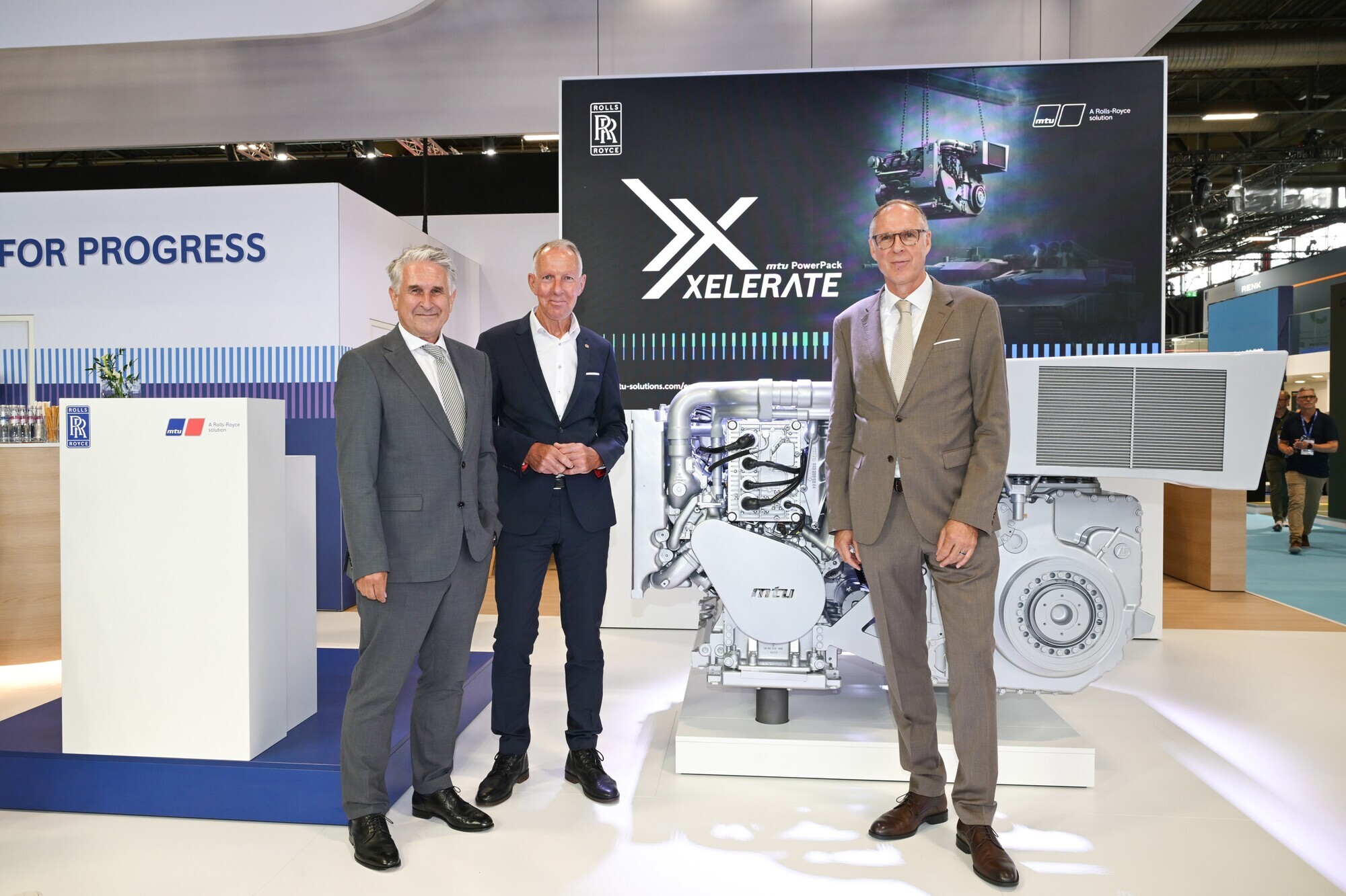Andreas Strecker, Finanzvorstand bei Rolls-Royce Power Systems, Jens Lehmann, Mitglied des Deutschen Bundestages, und Andreas Görtz, President Business Unit Mobile &amp; Sustainable bei Rolls-Royce Power Systems, nach der Produktenthüllung des mtu PowerPack Xelerate auf der Eurosatery. Foto: Rolls-Royce Power Systems