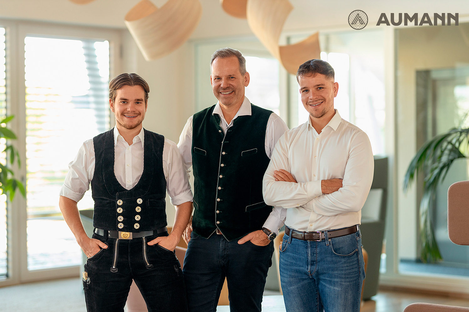 Am Firmenstandort in Ziemetshausen führt Theo Aumann (Mitte) das Unternehmen in vierter ­Generation mit den Söhnen Theo Jr. und Michael (r.).