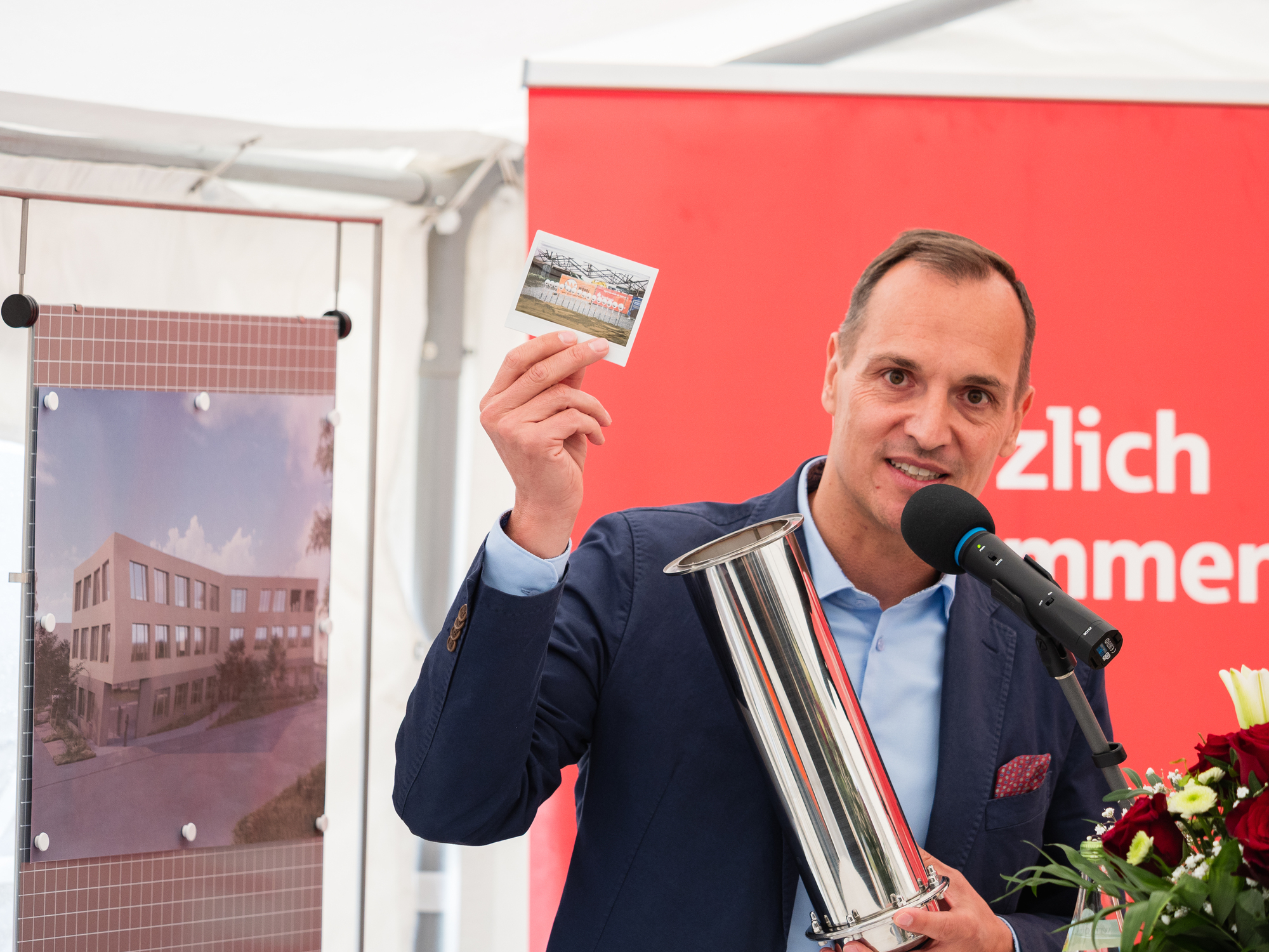 Vorstandsvorsitzender Daniel Gastl beim Befüllen der Zeitkapsel. Foto: Sparkasse Schwaben-Bodensee / Stefan Winterstetter