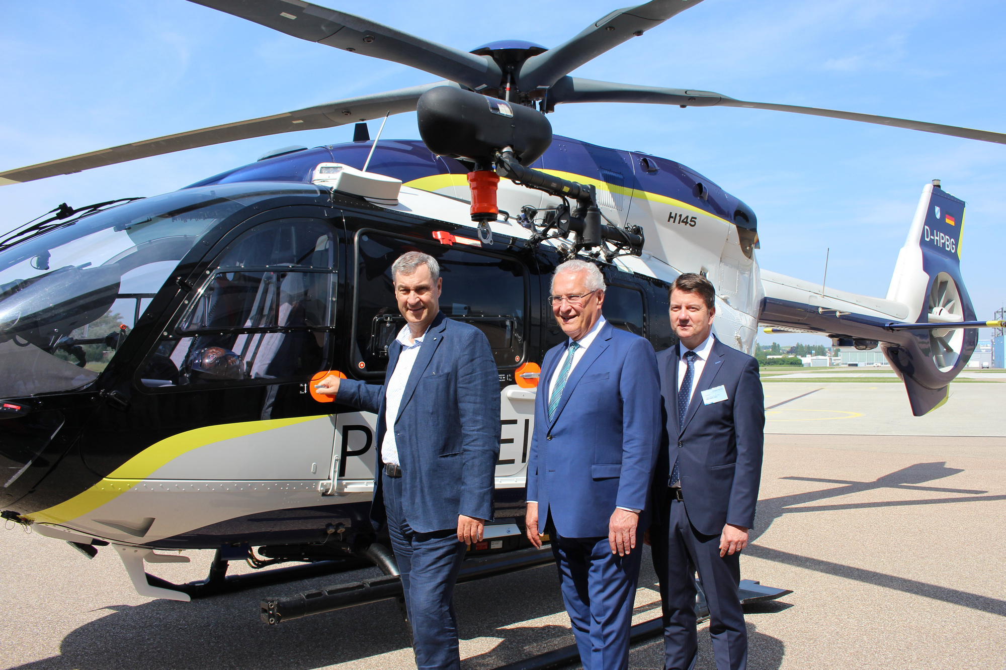 Ministerpräsident Söder, Innenminister Herrmann und Staatssekretär Kirchner haben den letzten der neuen Polizeihubschrauber bei Airbus entgegengenommen. Foto: B4B/ Katharina Seeburger