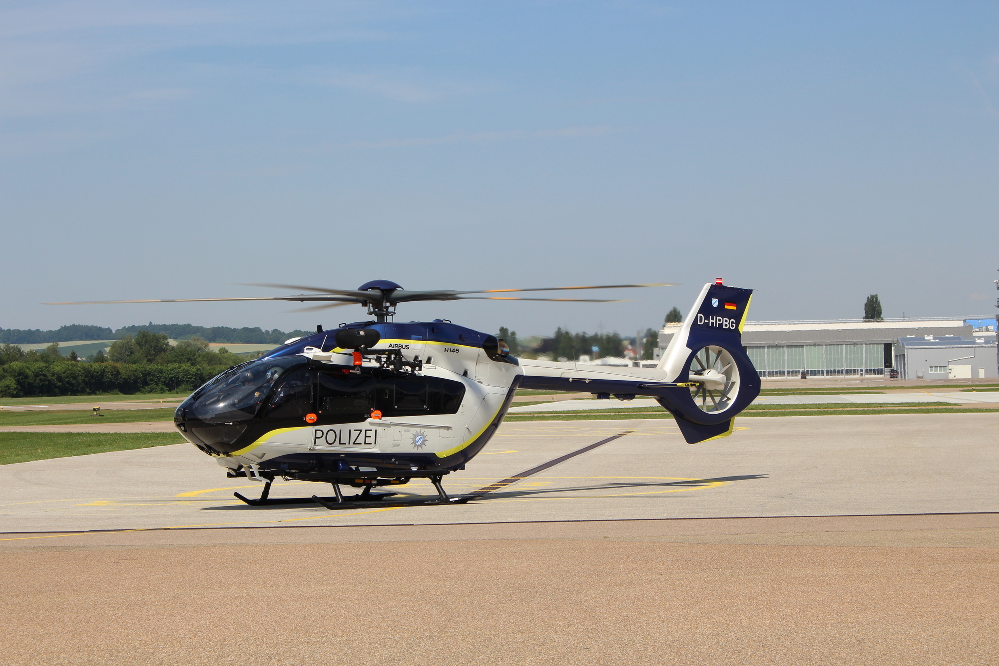 Bis zu 800 Liter Wasser kann der neue Polizeihubschrauber transportieren. Foto: B4B/ Katharina Seeburger