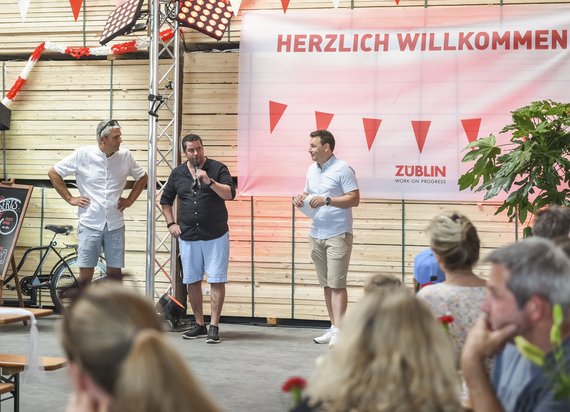 Begrüßung bei Familienfeier durch Simon Pfeffer (technischer Bereichsleiter), Christian Scholz (kaufmännischer Bereichsleiter) und Roman Kreutmayr (technischer Bereichsleiter). Foto: Holger Weiss / Züblin Timber