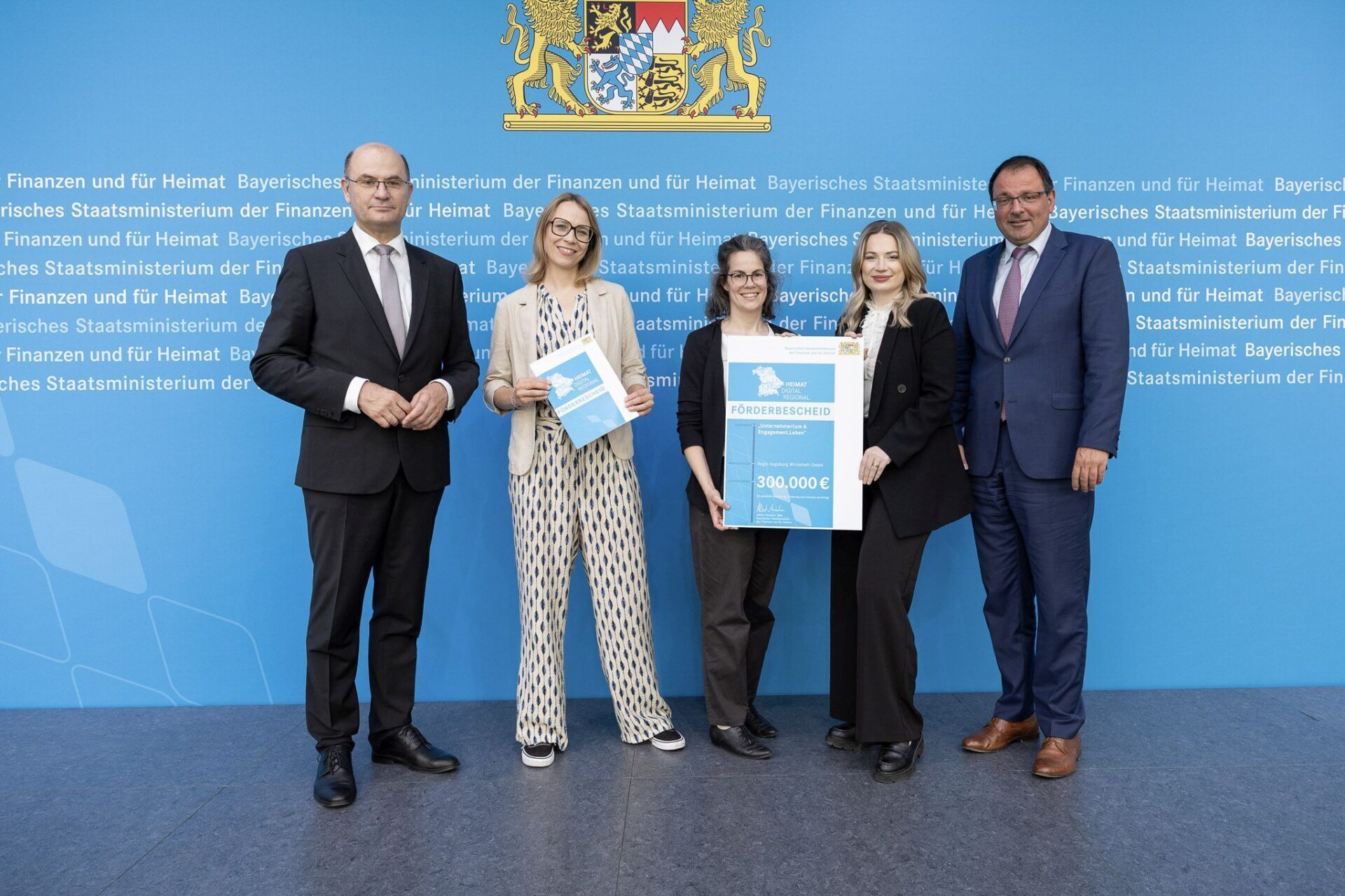 (v.l.n.r.): Albert Füracker, Bayerischer Staatsminister für Finanzen und Heimat, Stefanie Haug, Rebecca Weingarten und Tamara We