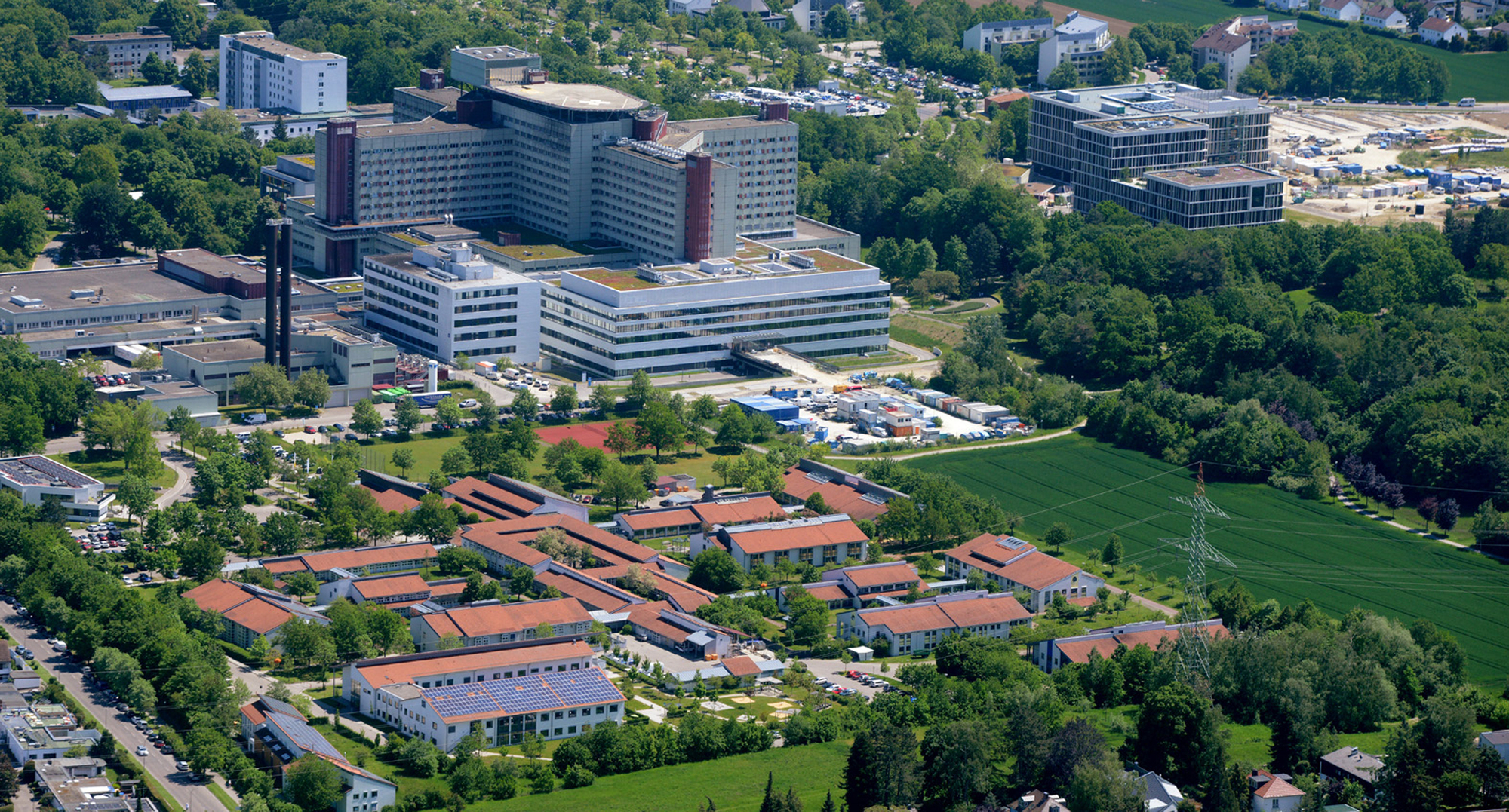 Die Uniklinik in Augsburg. Das Gebäude aus den 1980ern ist marode. Deshalb wird in Augsburg daneben eine neue Uniklinik gebaut. Foto: Bernd Ulrich Wagner
