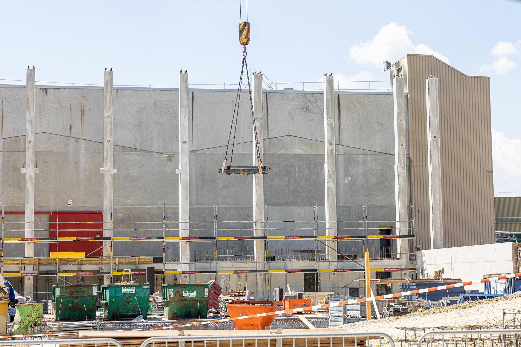 Das neue Hochregallager entsteht gerade. Foto: BSH