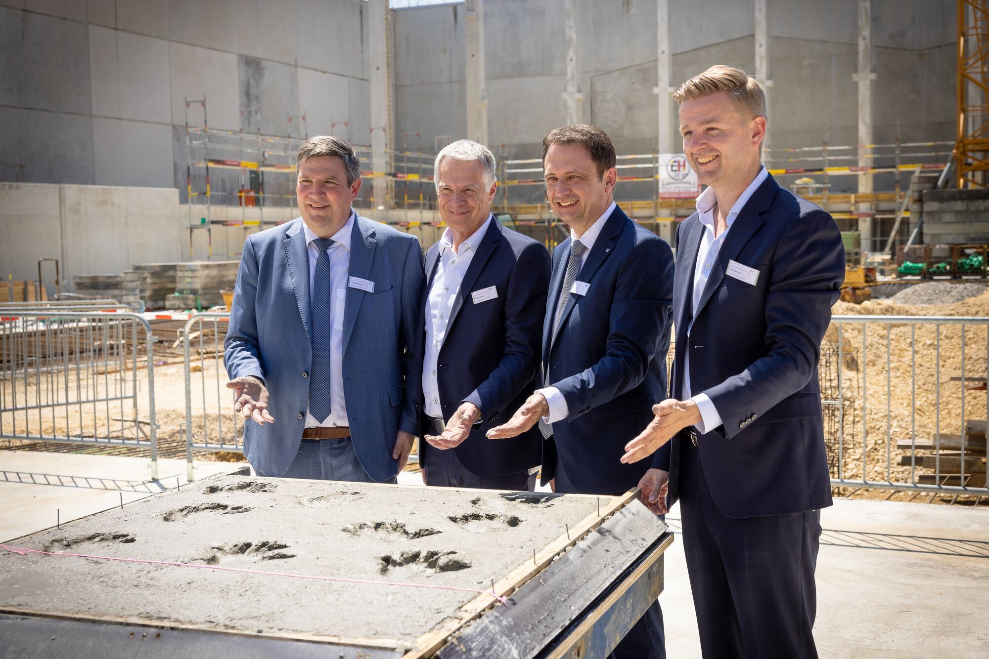 von links: Landrat Markus Müller, Standortleiter Claus Köther, Oberbürgermeister Frank Kunz, Logistikleiter Manuel Utz. Foto: BSH