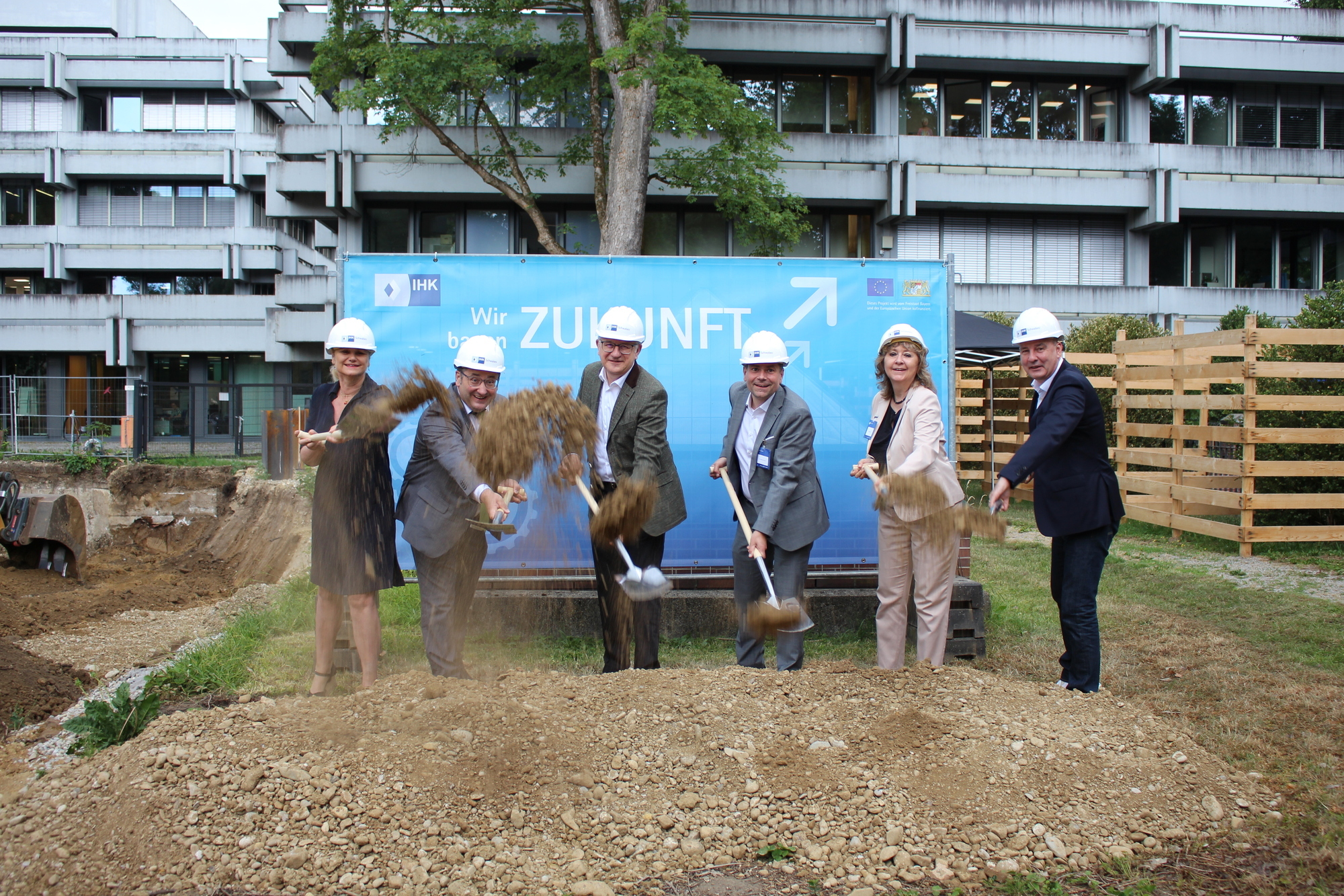 Spatenstich bei der IHK Schwaben in Augsburg. Von links: Architektin Eva Maria Lang, Staatssekretär Tobias Gotthardt, IHK-Präsident Reinhold Braun, OB Florian Freund, Sabine Beck (Regierungsvizepräsidentin von Schwaben) und IHK-Hauptgeschäftsführer Marc Lucassen. Foto: B4B/ Katharina Seeburger
