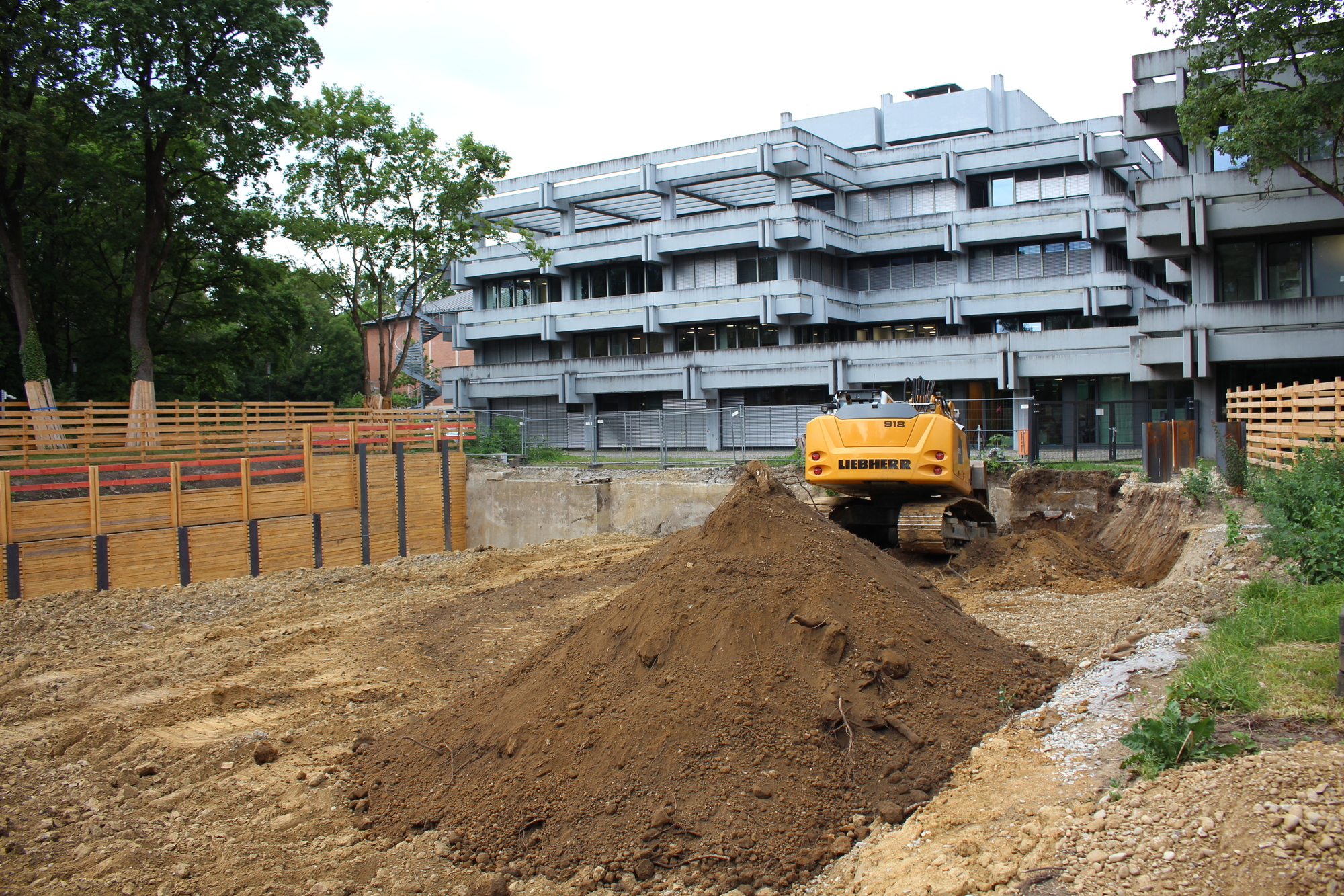 Die Arbeiten für den Neubau hinter dem Hauptsitz der IHK Schwaben in der Stettenstraße sind schon im Gange. Foto: B4B/ Katharina Seeburger