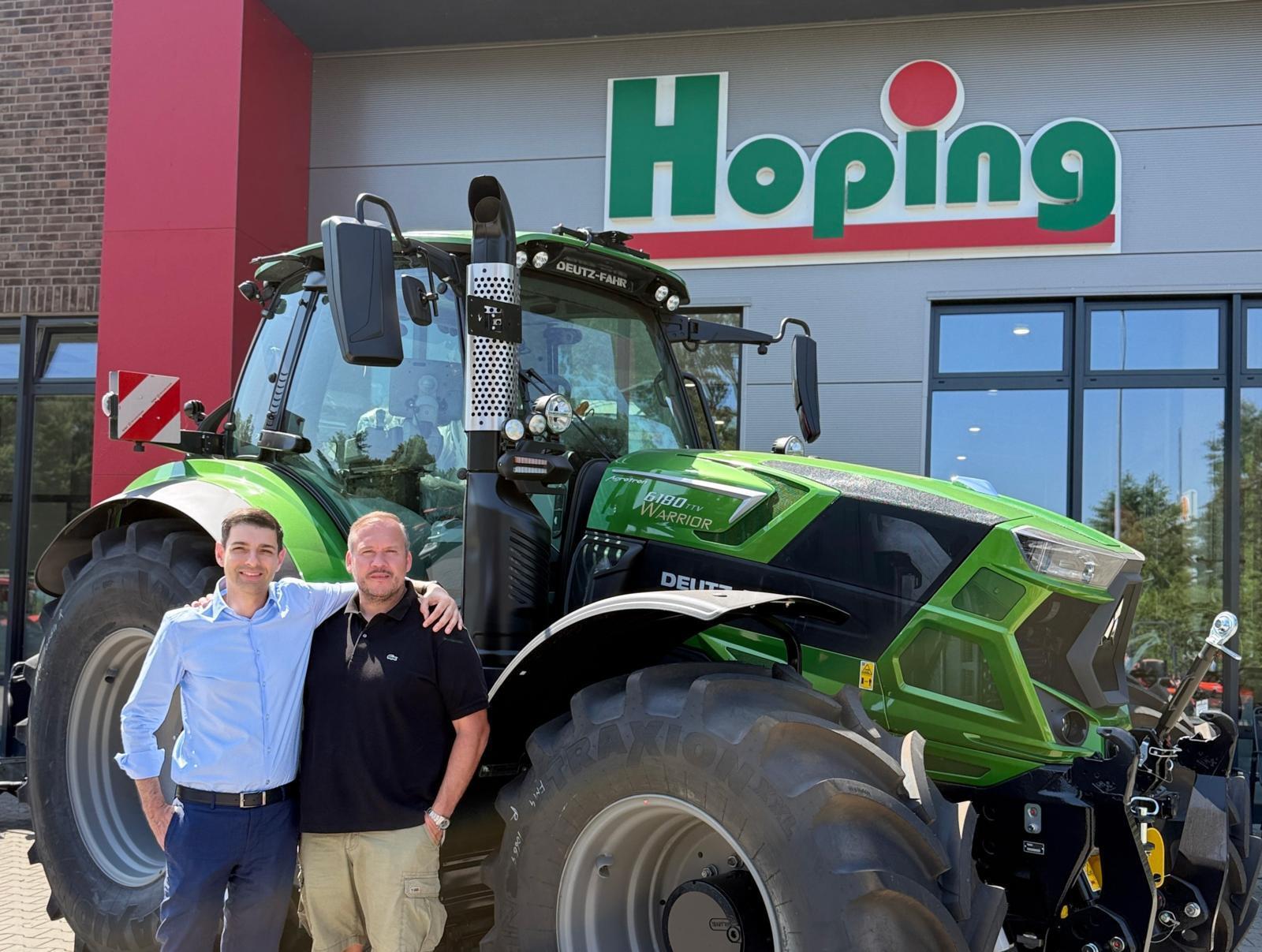 (v.l.n.r.):  Alessandro Sapio (COO Same Deutz-Fahr) und Clemens Hoping. Die Unternehmen arbeiten künftig zusammen, um die Kundenbetreuung im Norden zu stärken. Foto: Deutz-Fahr