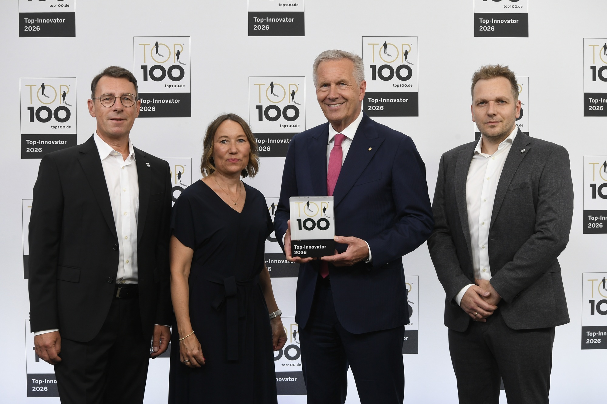Die Molkerei Gropper erhält bei einer Gala in Heidelberg das Top-100-Siegel. (v.l.n.r.): Markus Haupt (Molkerei Gropper), Sabine