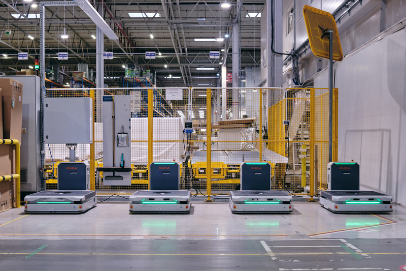 Mobile Roboter sorgen für automatisierten Materialfluss in der TV-Produktion von TPV Displays Polska.