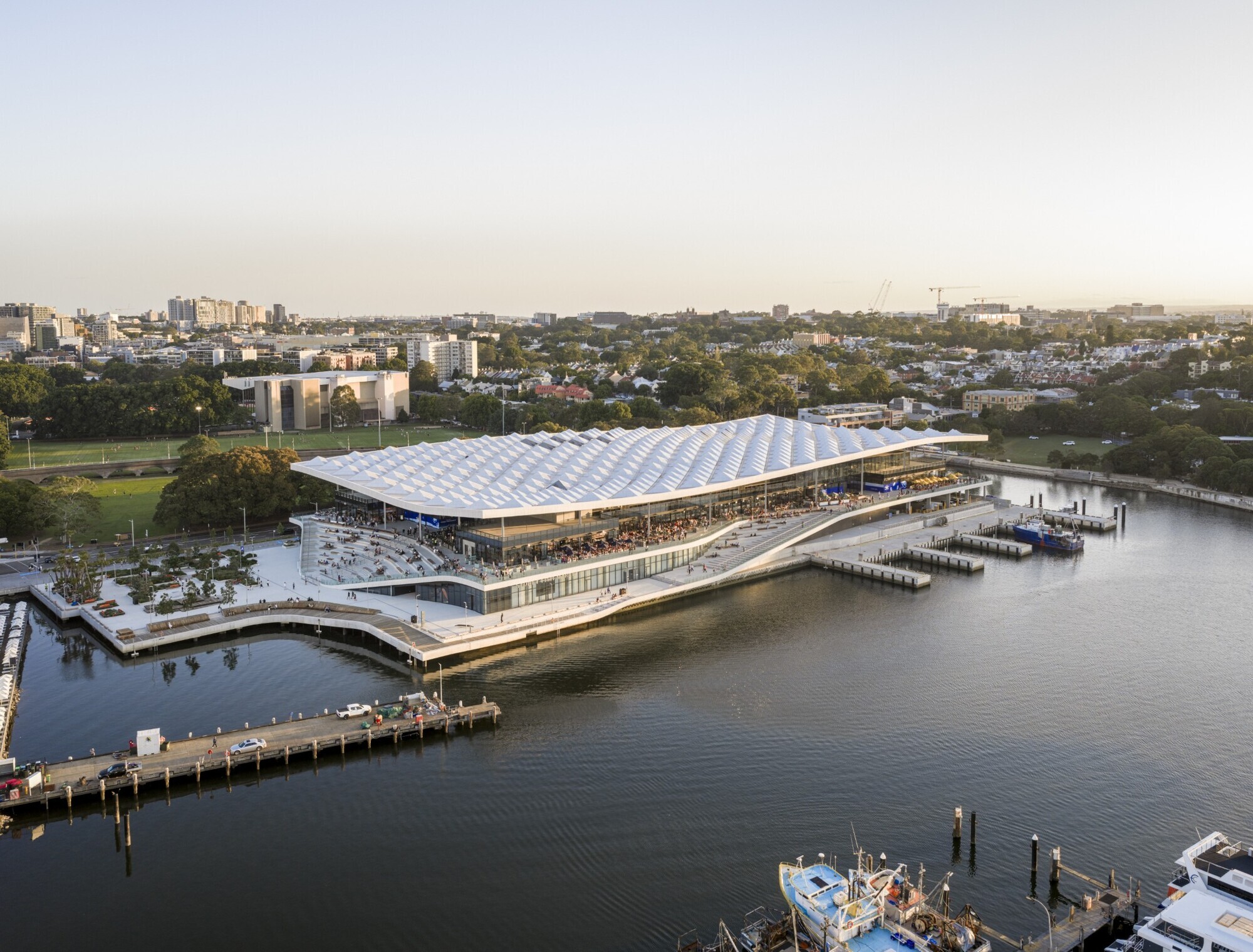 Zu den außergewöhnlichsten Projekten von Rubner Holzbau zählt der Sydney Fish Market mit seinem wellenförmigen Dach aus Holz.