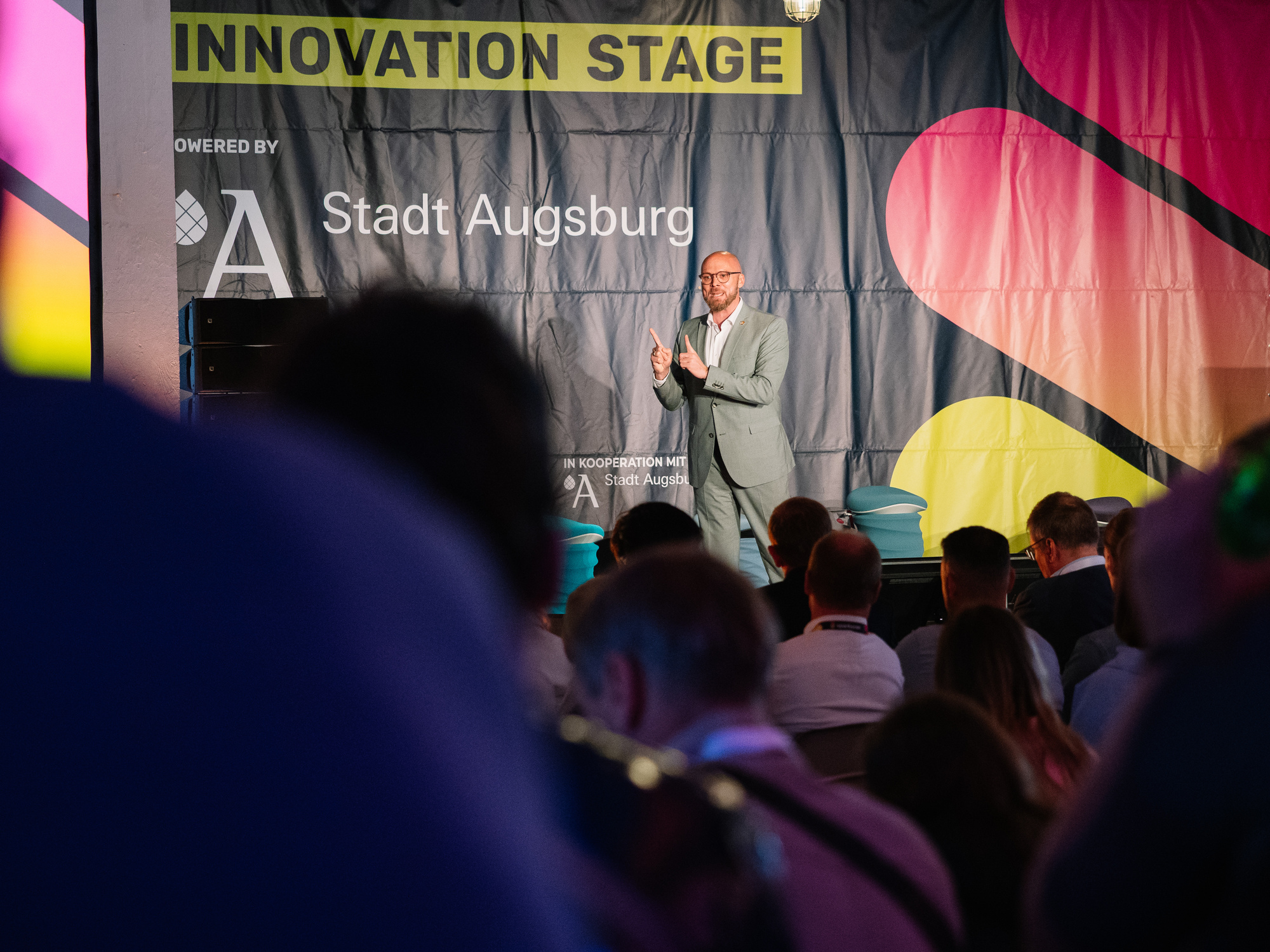 Die sparkscon findet zum fünften Mal infolge statt. Zu sehen: Schirmherr und Bayerns Digitalminister Dr. Fabian Mehring. Foto: Team23