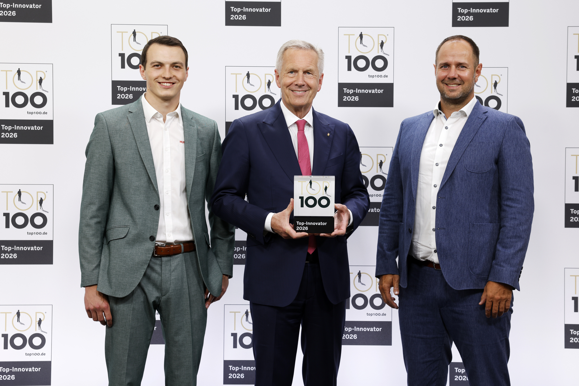Christian Wulff (Mitte) gratuliert der Hans Hundegger AG aus Wertingen zum Sprung in die TOP 100. Foto: KD Busch/compamedia