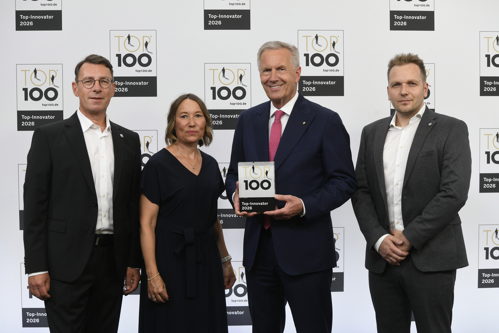 Christian Wulff (Mitte) gratuliert der Molkerei Gropper aus Bissingen zum Sprung in die TOP 100. Foto: KD Busch/compamedia