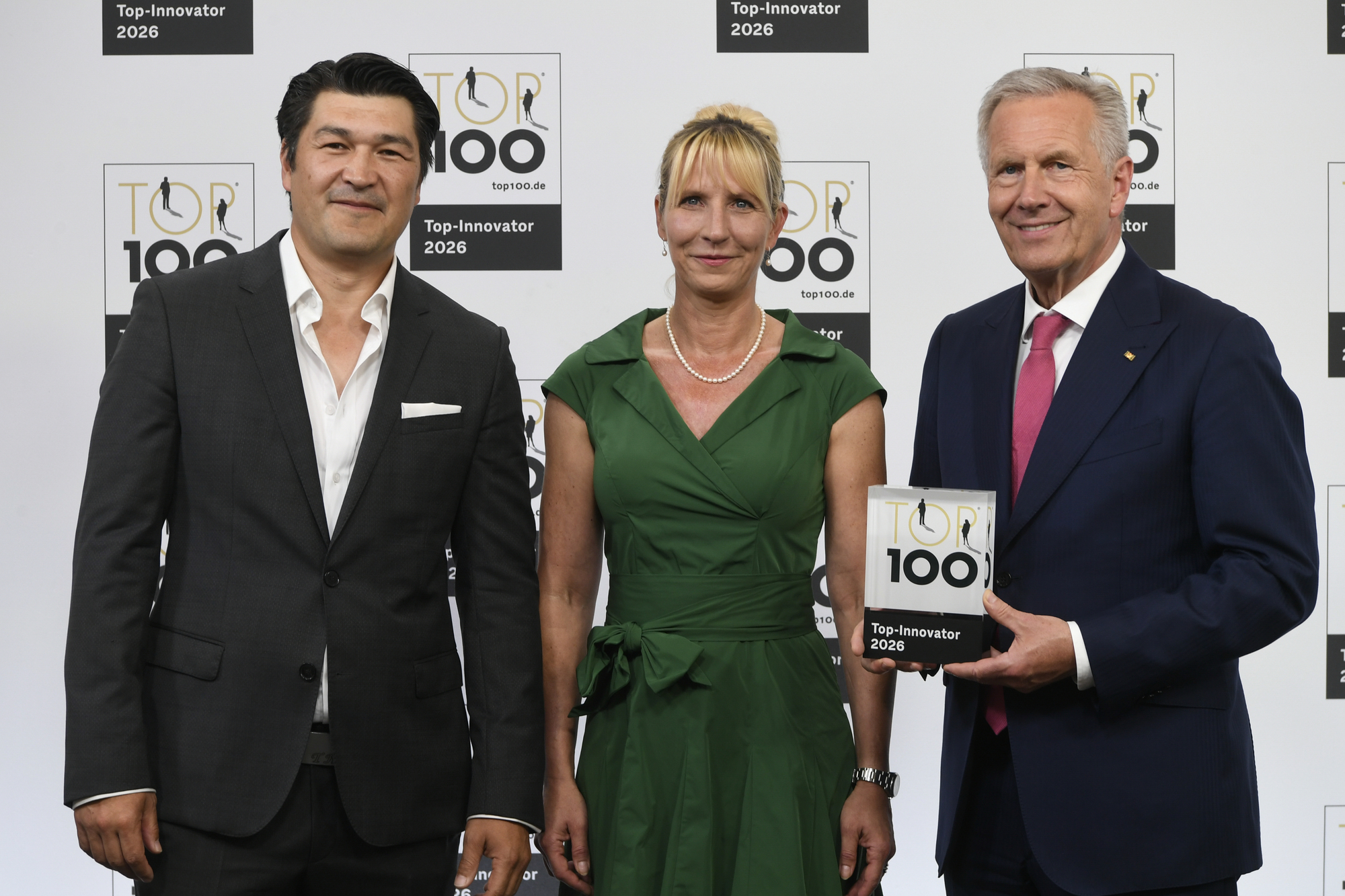 Christian Wulff (rechts) gratuliert der SD GmbH Klaus Hirsch zum Sprung in die TOP 100. Foto: KD Busch/compamedia