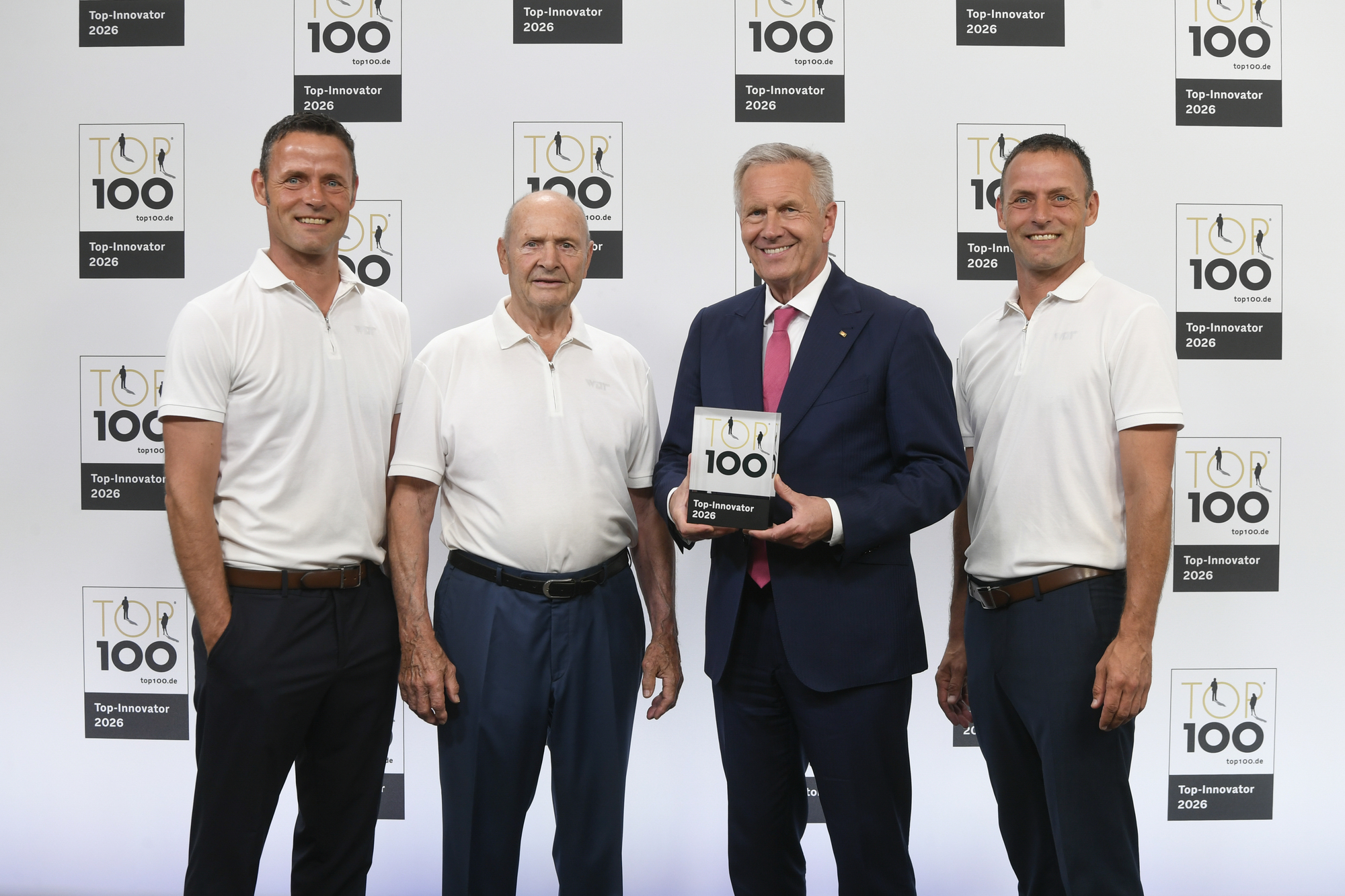 Christian Wulff gratuliert der WDT – Werner Dosiertechnik GmbH &amp; Co.KG aus Wertingen zum Sprung in die TOP 100. Foto: KD Busch/compamedia