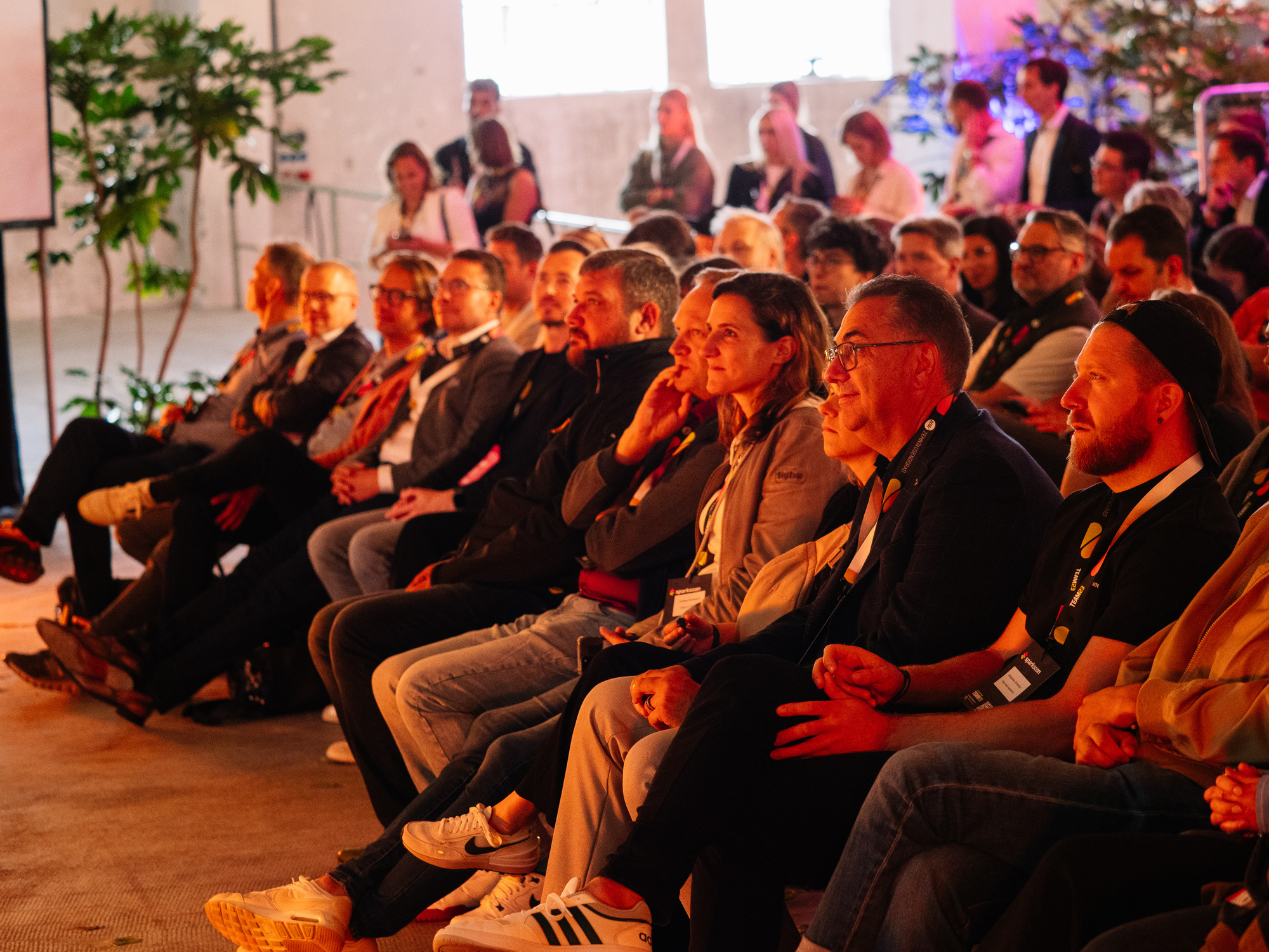 Auf der sparkscon 2026 erwarten Gäste mehr als 70 Speaker:innen auf vier Bühnen, Masterclasses mit Praxisbezug und Networking Augenhöhe. Foto: sparkscon / TEAM23