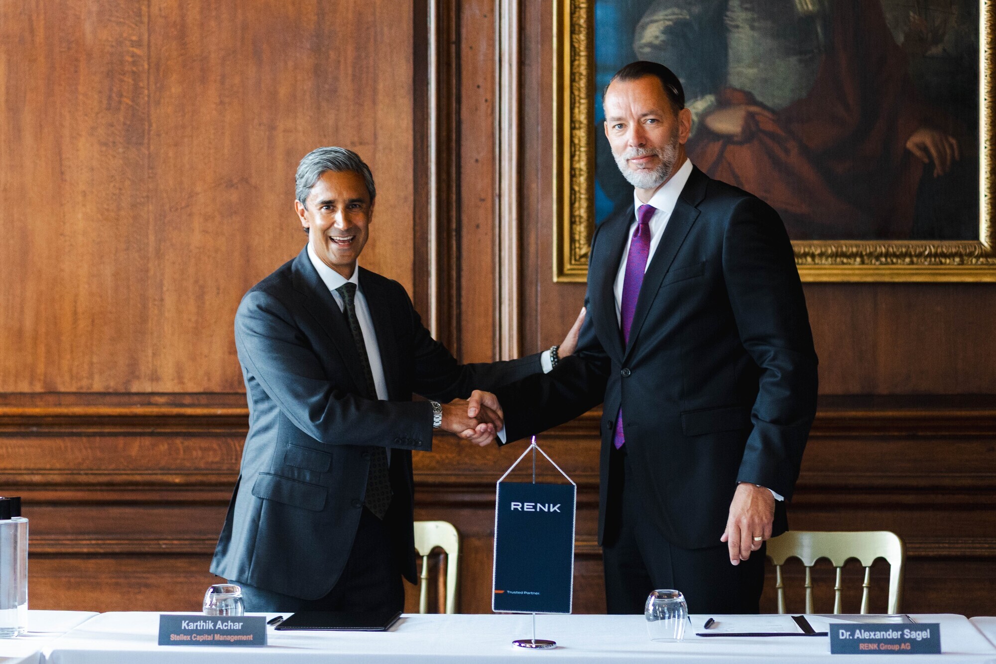 <strong>Renk-CEO Alexander Sagel (r.) und Karthik Achar, Partner bei Stellex Capital Management, haben in London den Vertrag unterzeichnet. Renk kauft das britische Rüstungsunternehmen David Brown Defence. Foto: Anne Kaiser / Renk</strong>