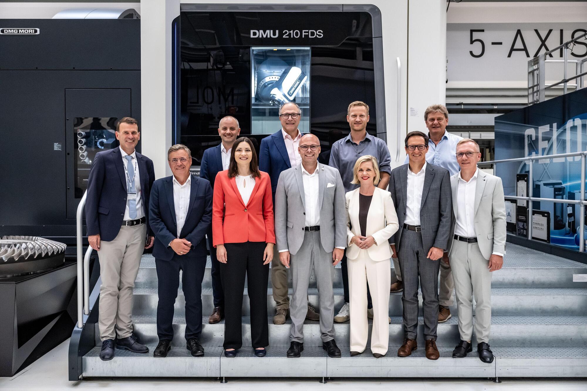 Initiatoren und Ehrengäste der Veranstaltung: 1. Reihe von links: Bernd Stapfner, Alfred Geißler, Dr. Julia König, Dr. Fabian Mehring, Dr. Irene Bader, Cornelius Nöß und Reinhard Musch. 2. Reihe von links: Dr. Stefan König, Alexander Hold, Christian Schoch und Karl-Heinz Wagner. Foto: Dominik Berchtold