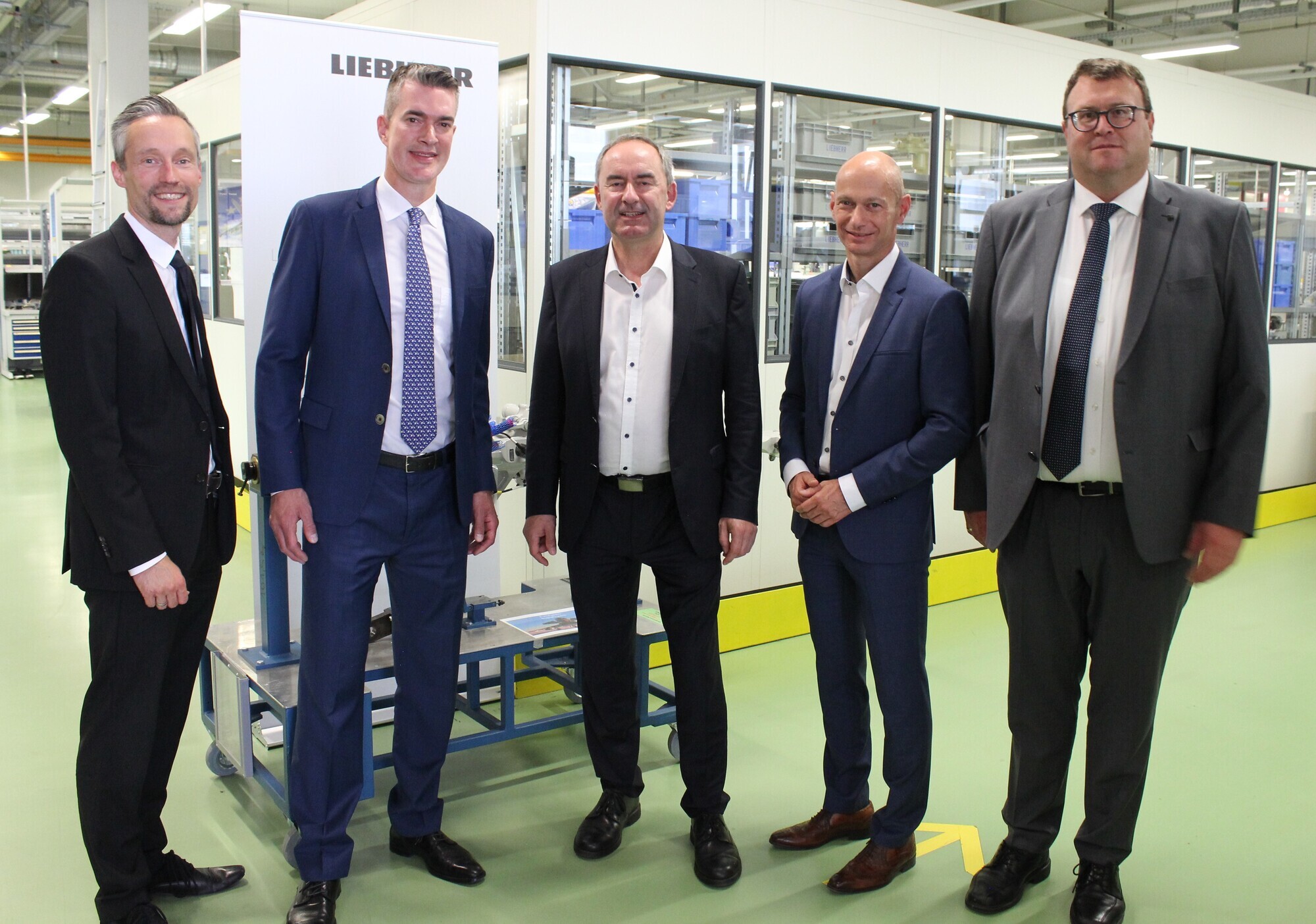 Von links: Christian Franz, Philipp Walter, Staatsminister Hubert Aiwanger, Elmar Stegmann und Gerd Heinzelmann. Foto: Liebherr