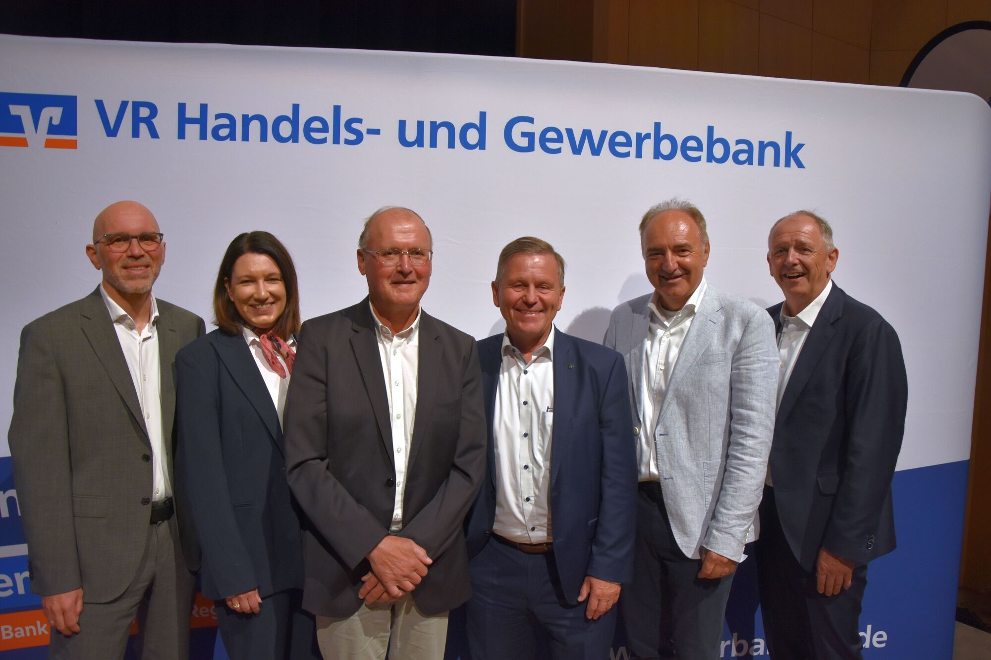 Vertreterversammlung VR Handels- und Gewerbebank (von links): Reiner Thrul, Vorstandsmitglied, Simone Huber, Vorstandsmitglied, Dr. Johann Popp, Aufsichtsratsvorsitzender, Jürgen Reinthaler ausscheidendes Vorstandsmitglied, Klaus Emler, stv. Aufsichtsratsvorsitzender und Georg Schneider, Vorstandsvorsitzender. Foto: VR Handels- und Gewerbebank