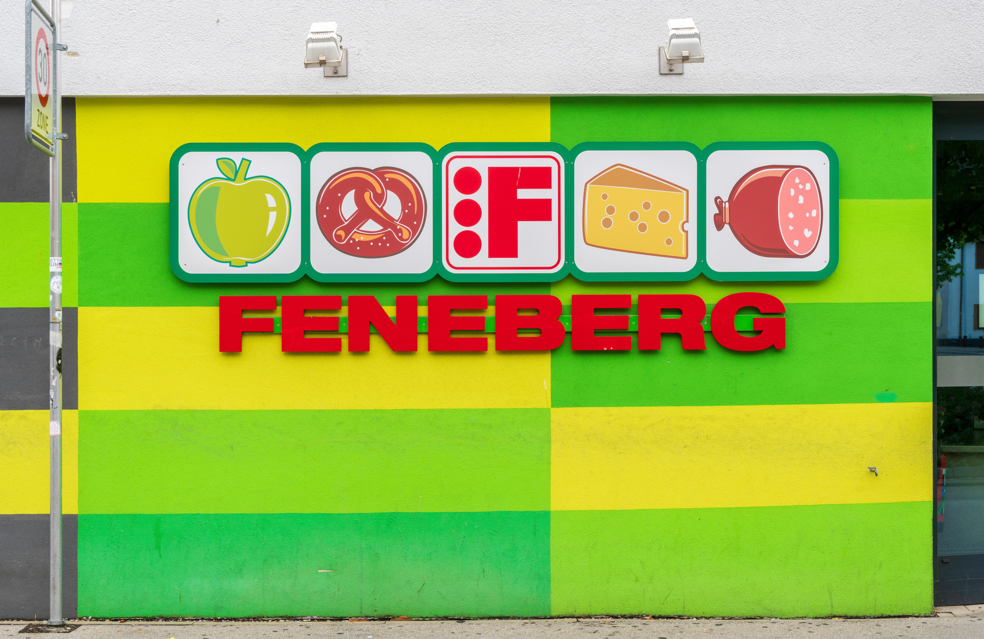 Die Supermarktkette Feneberg mit Sitz in Kempten ist gerettet: Rewe und Leh Allgäu wollen alle Filialen übernehmen. Foto: Adobe Stock/ Wolfilser