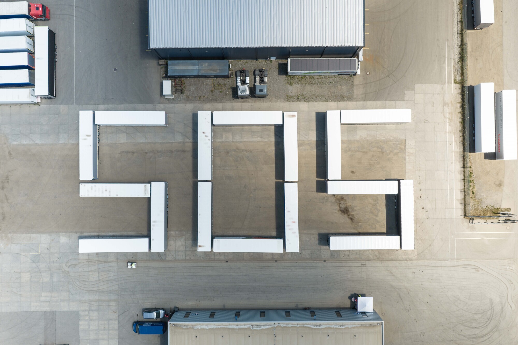 Die zu einem SOS aufgestellten Sattelauflieger sollen symbolisieren, welche verheerenden Auswirkungen die Vecto-Verordnung der EU auf Trailerhersteller wie Kögel haben könnte. Foto: Kögel Trailer