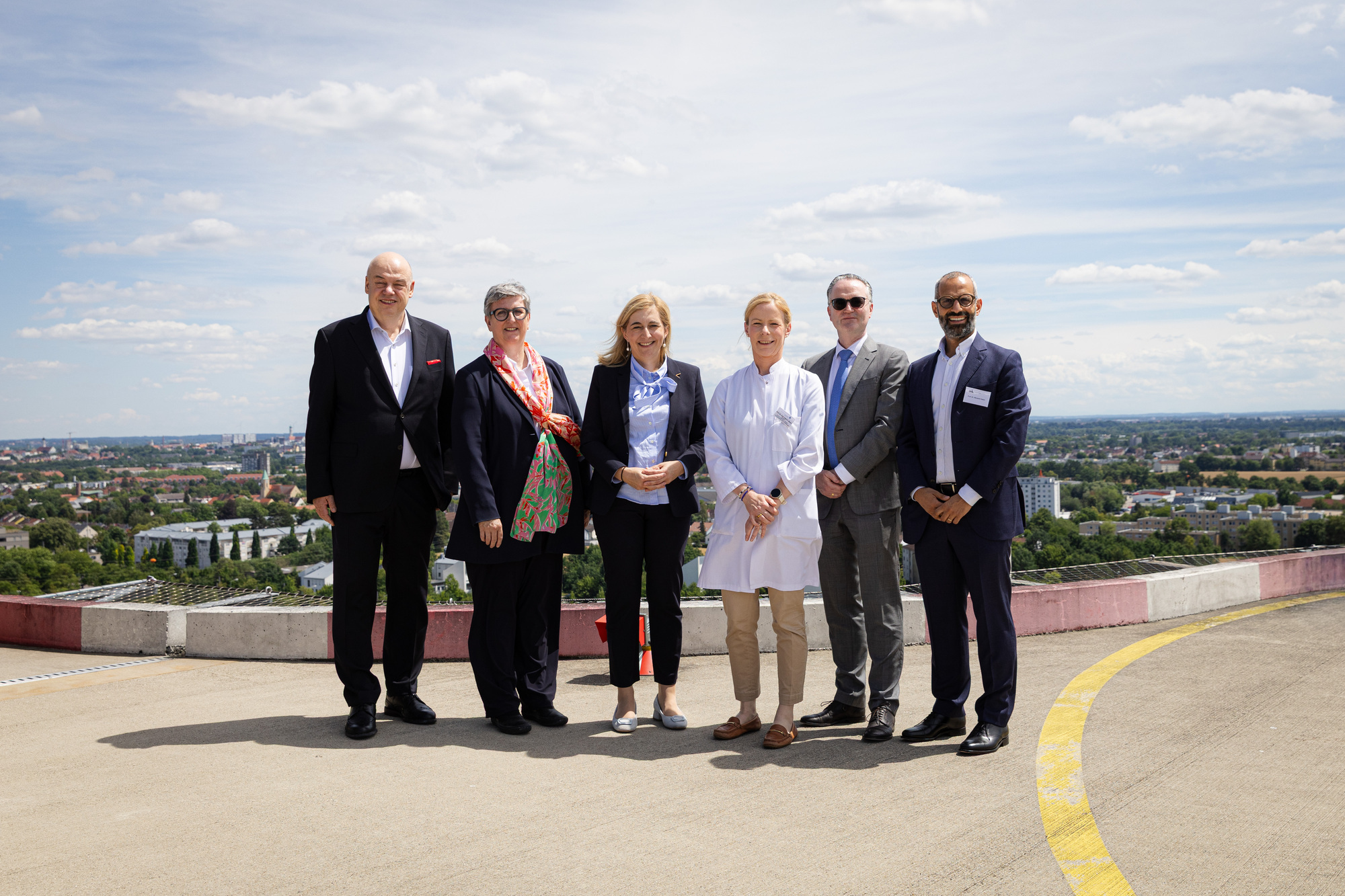 Von links: Michael Bungarten, Susanne Arnold, Nina Warken, Prof. Dr. Katharina Beyer, Prof. Dr. Klaus Markstaller, und Prof. Dr. Alkomiet Hasan. Foto: Universitätsklinikum Augsburg