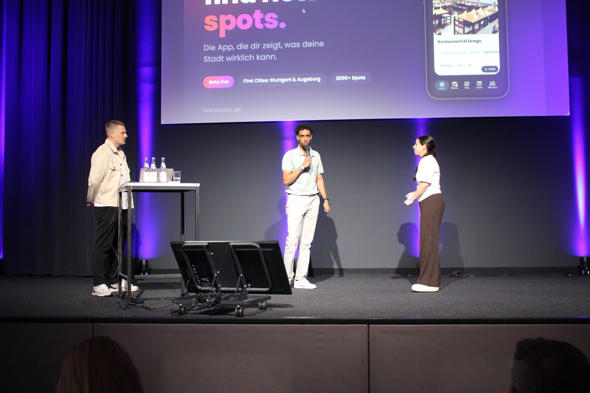 Die Vibescout-Gründer Sven Feliks (l.) und Sayed Mohamed (mitte).