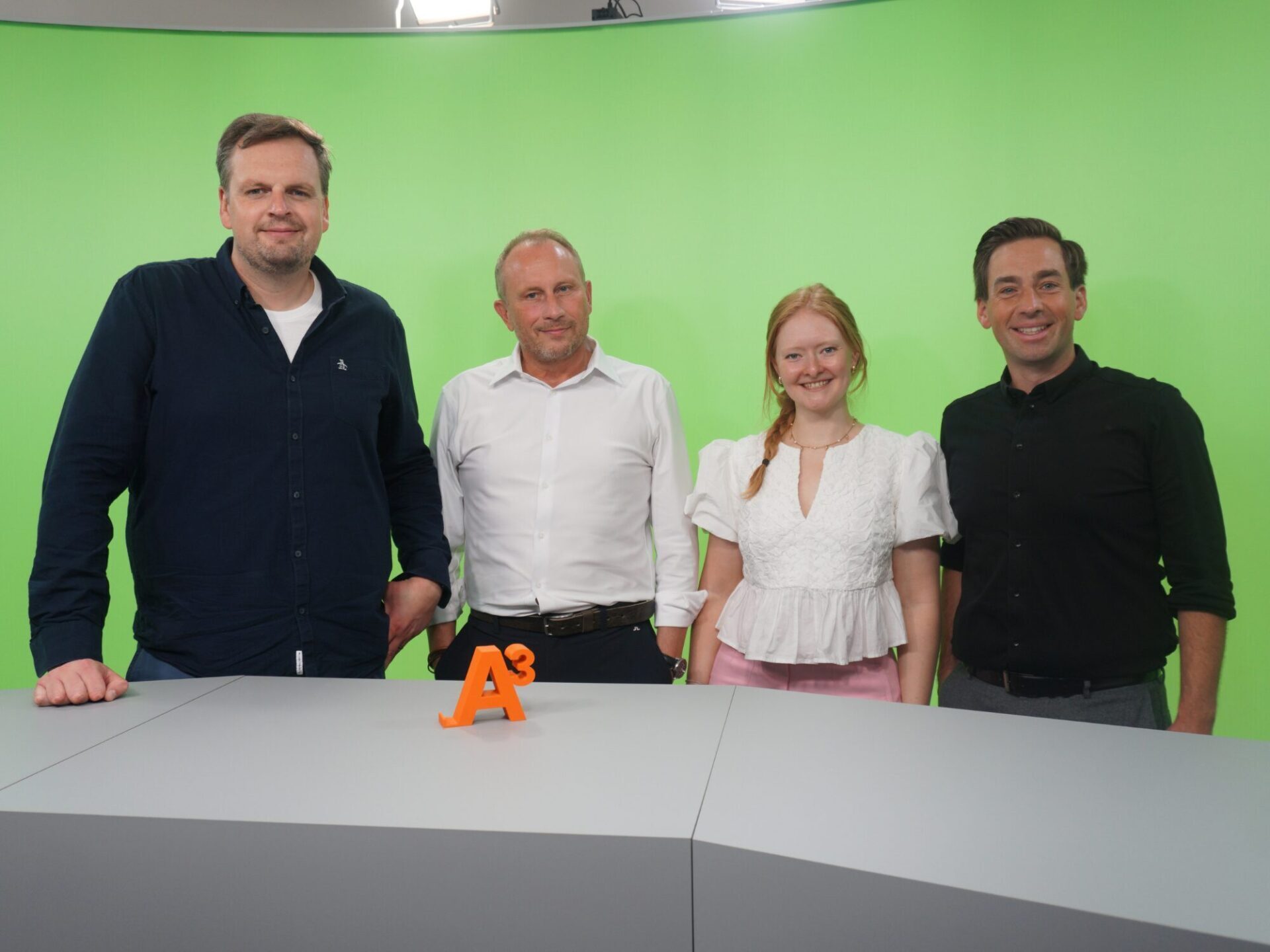 Sie haben den A³ Immobilienmarktreport präsentiert: (v.l.) Oliver Rohr (Head of Consulting bulwiengesa GmbH), Norbert Müller (Geschäftsführer brixx Projektentwicklung GmbH), Lena-Marie Buhler (Projektleitung A³ Immobilienmarktreport, Regio Augsburg Wirtschaft GmbH) und Dominik Lange (Vorstand, Peter Wagner Immobilien AG). Foto: Regio Augsburg Wirtschaft GmbH