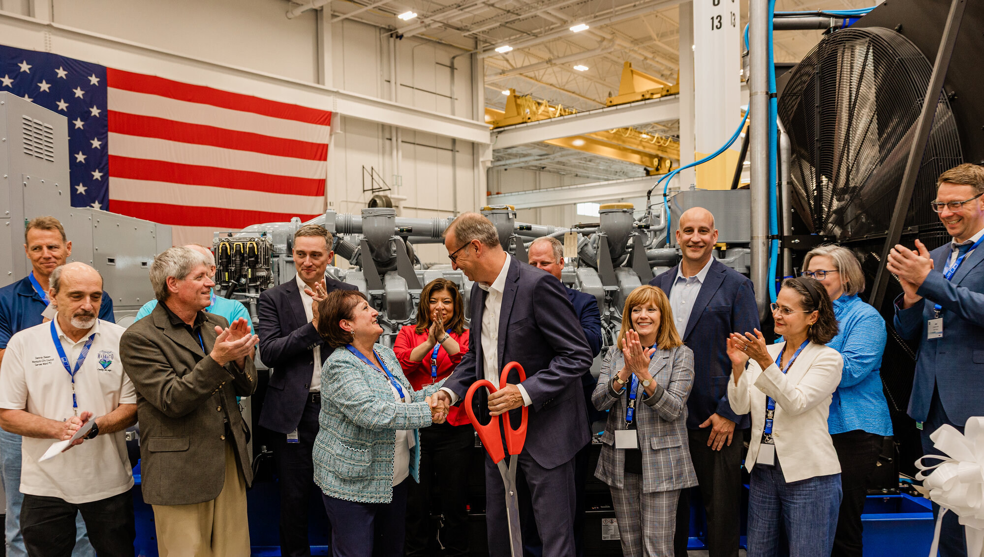Jörg Stratmann, CEO von Rolls-Royce Power Systems, und Makantos Bürgermeisterin Najwa Massad haben das neue Logistikzentrum in Makanto eingeweiht. Foto: Rolls-Royce Power Systems