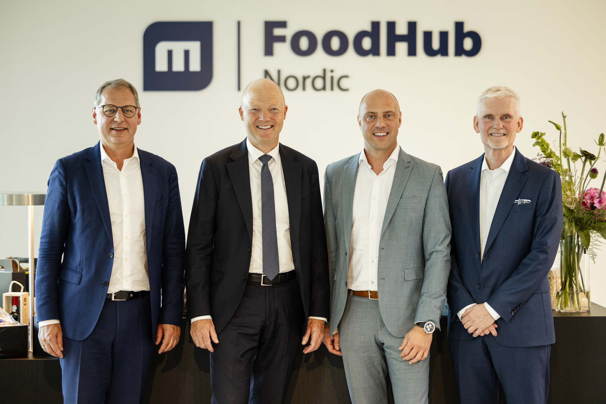 Bei der Eröffnung des FoodHub Nordic, von links: Martin Petersen (Managing Director Multivac Dänemark), Jens Ejner Christensen (Bürgermeister Vejle), Dr. Tobias Richter (CSO Multivac Group) und Peder Reijmers (Executive Vice President Subsidiary Operations Multivac). Foto: Multivac