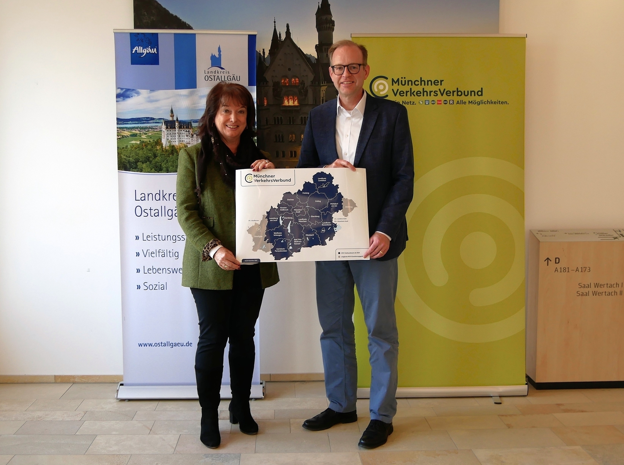 Landrätin Maria Rita Zinnecker und MVV-Geschäftsführer Dr. Bernd Rosenbusch nach dem Beitrittsbeschluss im vergangenen Jahr.
