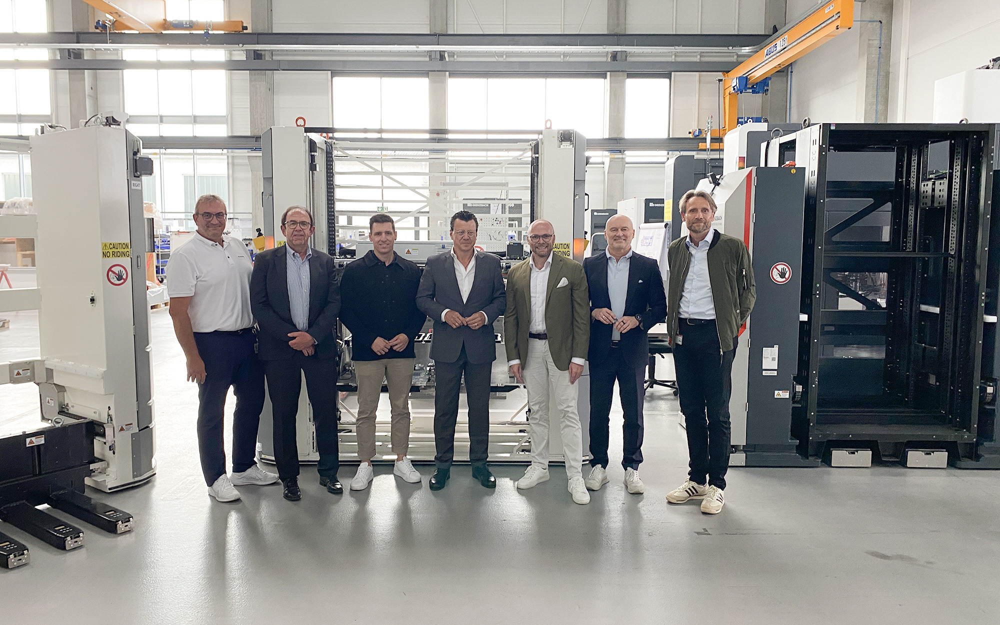 Fabian Mehring (3. v. r.) zu Besuch im Grenzebach Data Solutions Center. Dort spricht er mit Vertretern der Grenzebach Gruppe, der Technischen Hochschule Augsburg und Fujitsu. Foto: Grenzebach