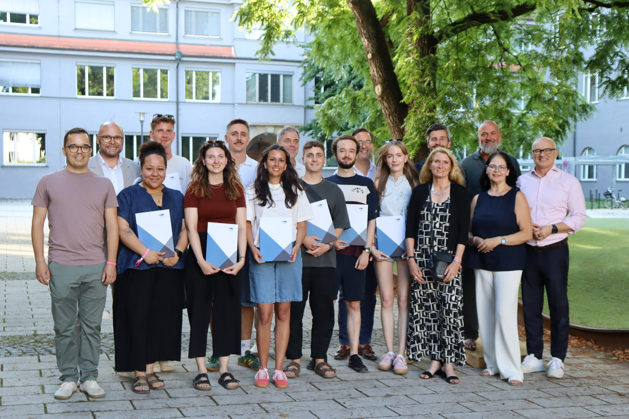 Beim Sommerfest der Fakultät für Architektur und Bauwesen wurden von der WBG-Stiftung Augsburg drei Arbeiten ausgezeichnet.