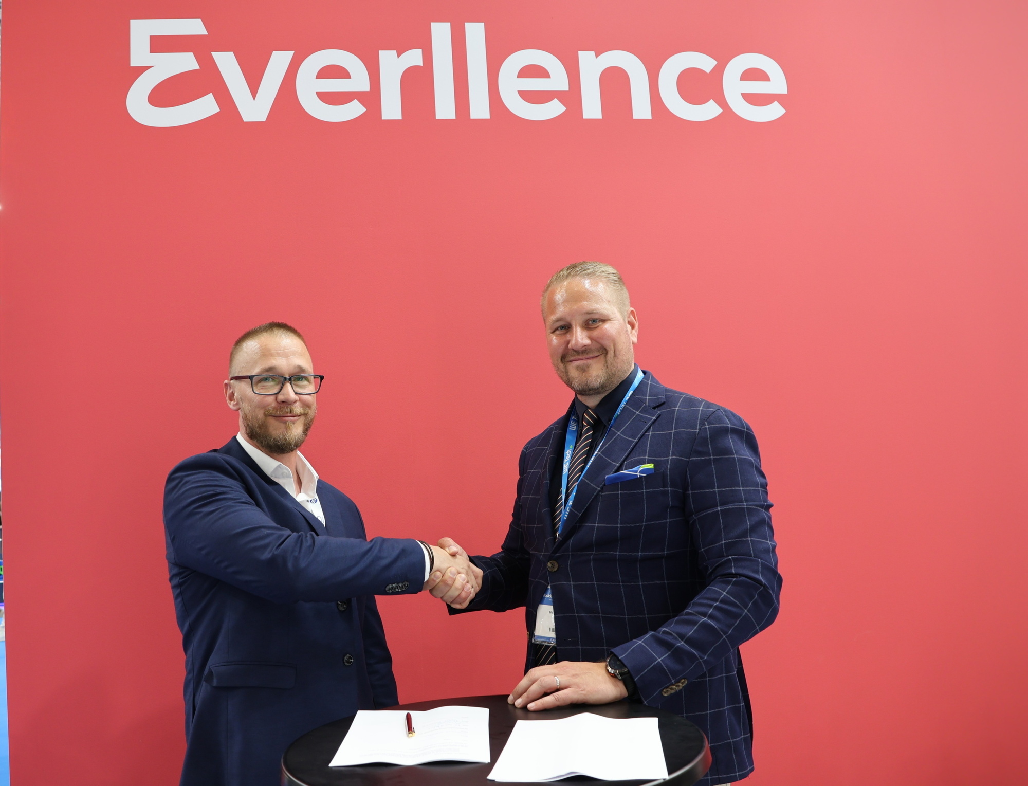 Thomas Andreassen, Global Business Development Manager bei Everllence (l.), und Henri Kinnunen, CEO von WE Tech Solutions, haben die Absichtserklärung unterzeichnet. Foto: Everllence