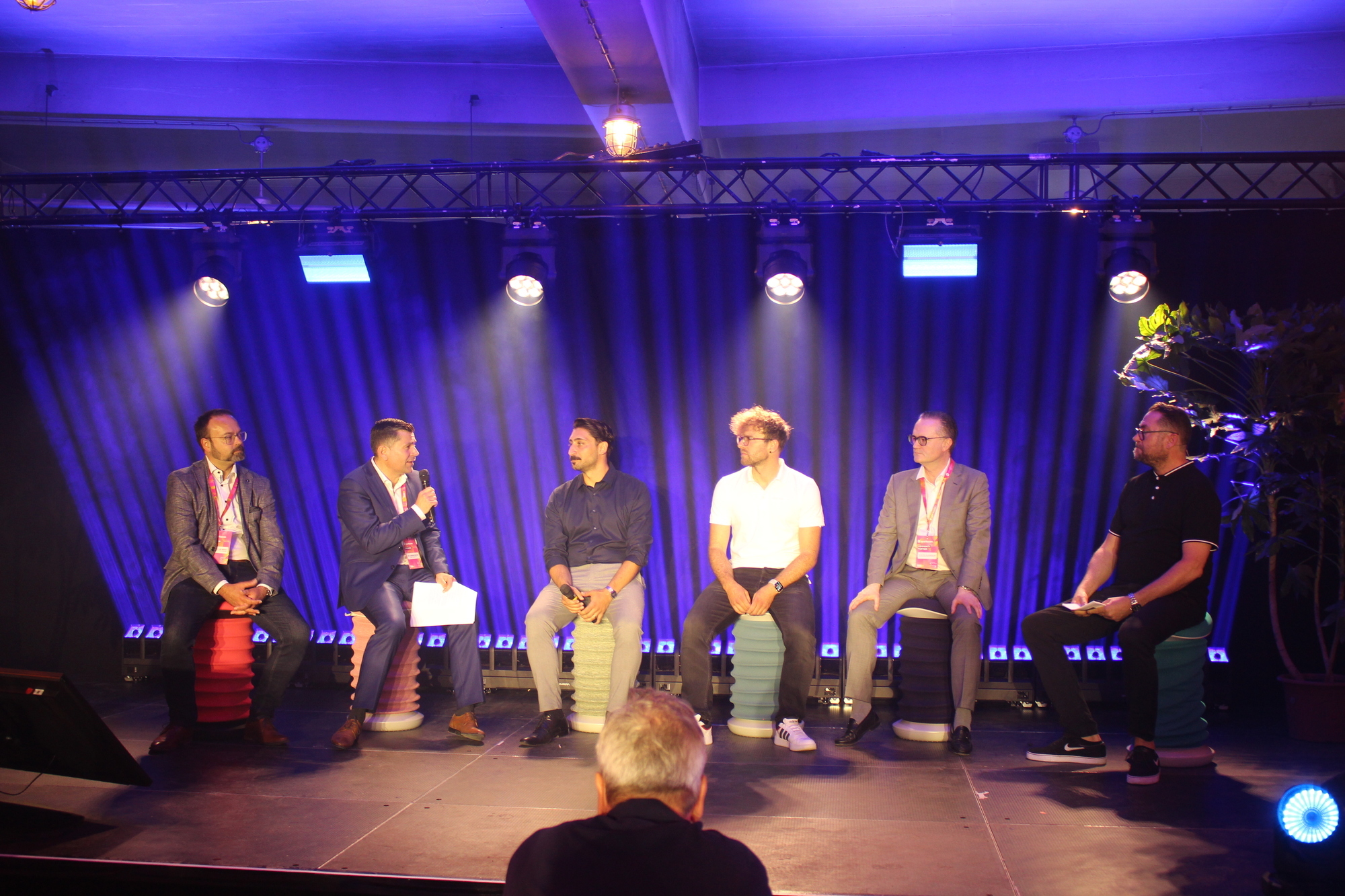 Die Teilnehmer der Panel-Diskussion (v. l.): Björn Häckl, Florian Freund, Ibrahim Ata,Raphael Leibl, Klaus Markstaller und Moderator Horst Thieme. Foto: B4B/ Katharina Seeburger