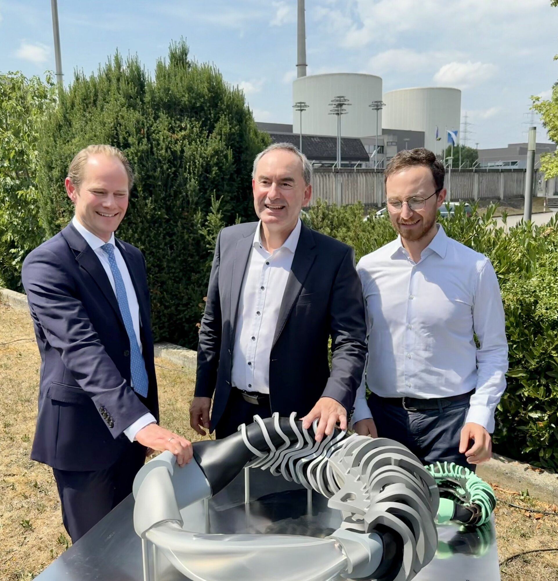 Das ehemalige Kernkraftwerk Gundremmingen als Zentrum für moderne Energieerzeugung und Fusionsenergie: Steffen Kanitz, CTO RWE Power AG, und Dr. Francesco Sciortino, CEO von Proxima Fusion, informierten Bayerns Wirtschafts- und Energieminister Hubert Aiwanger. Foto: StMWi
