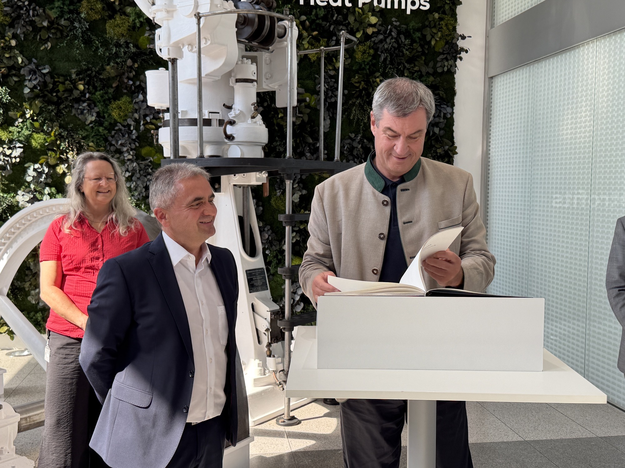 Markus Söder und Everllence-CEO Uwe Lauber. Söder hat sich bei seinem Besuch in Augsburg in das Gästebuch von Everllence eingetragen. Foto: B4B/ Angelina Märkl