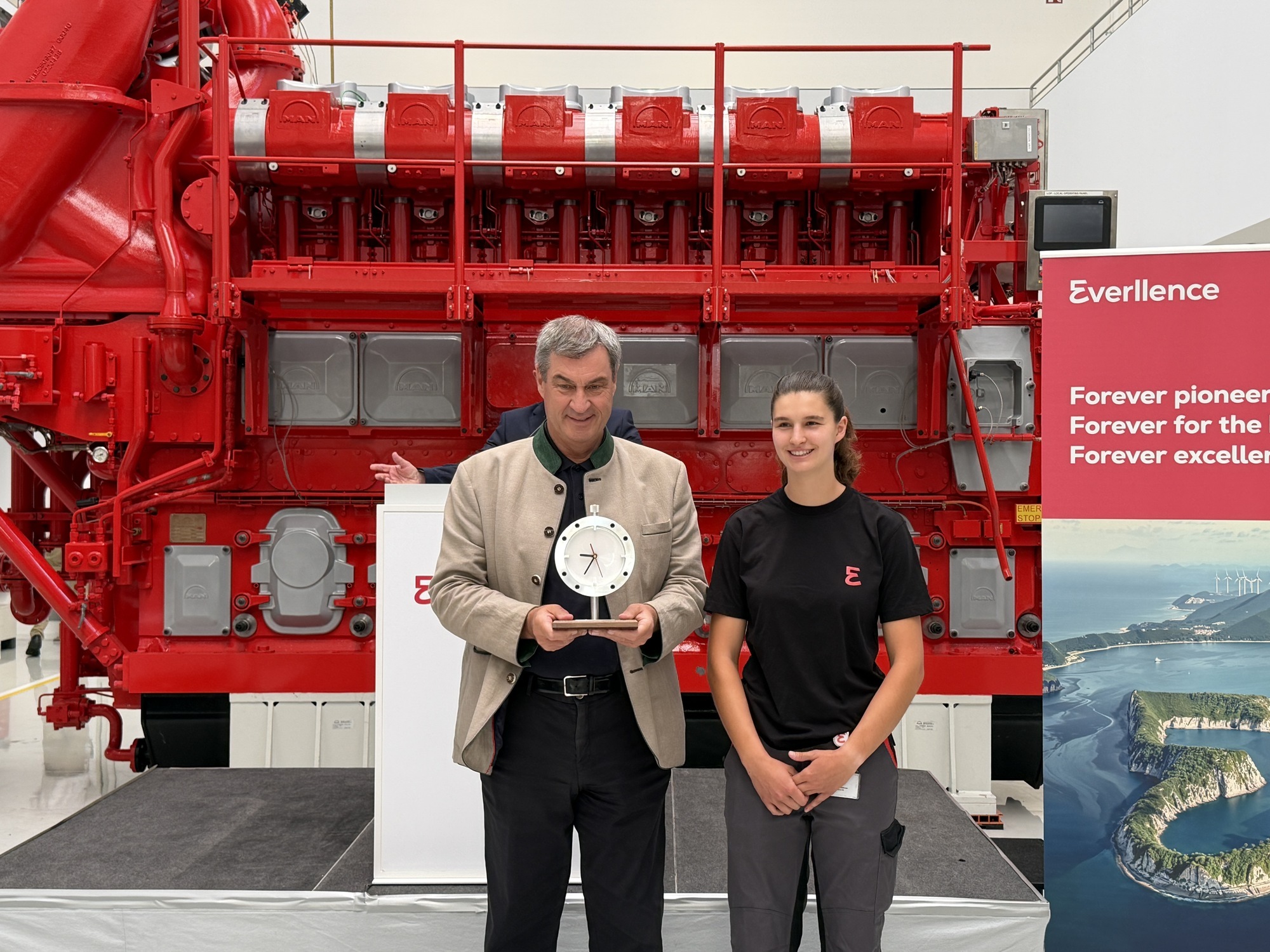 Everllence-Auszubildende Amelie hat Söder eine selbst produzierte Uhr überreicht. Laut CEO Lauber ein Symbol des Wandels. Foto: B4B/ Angelina Märkl