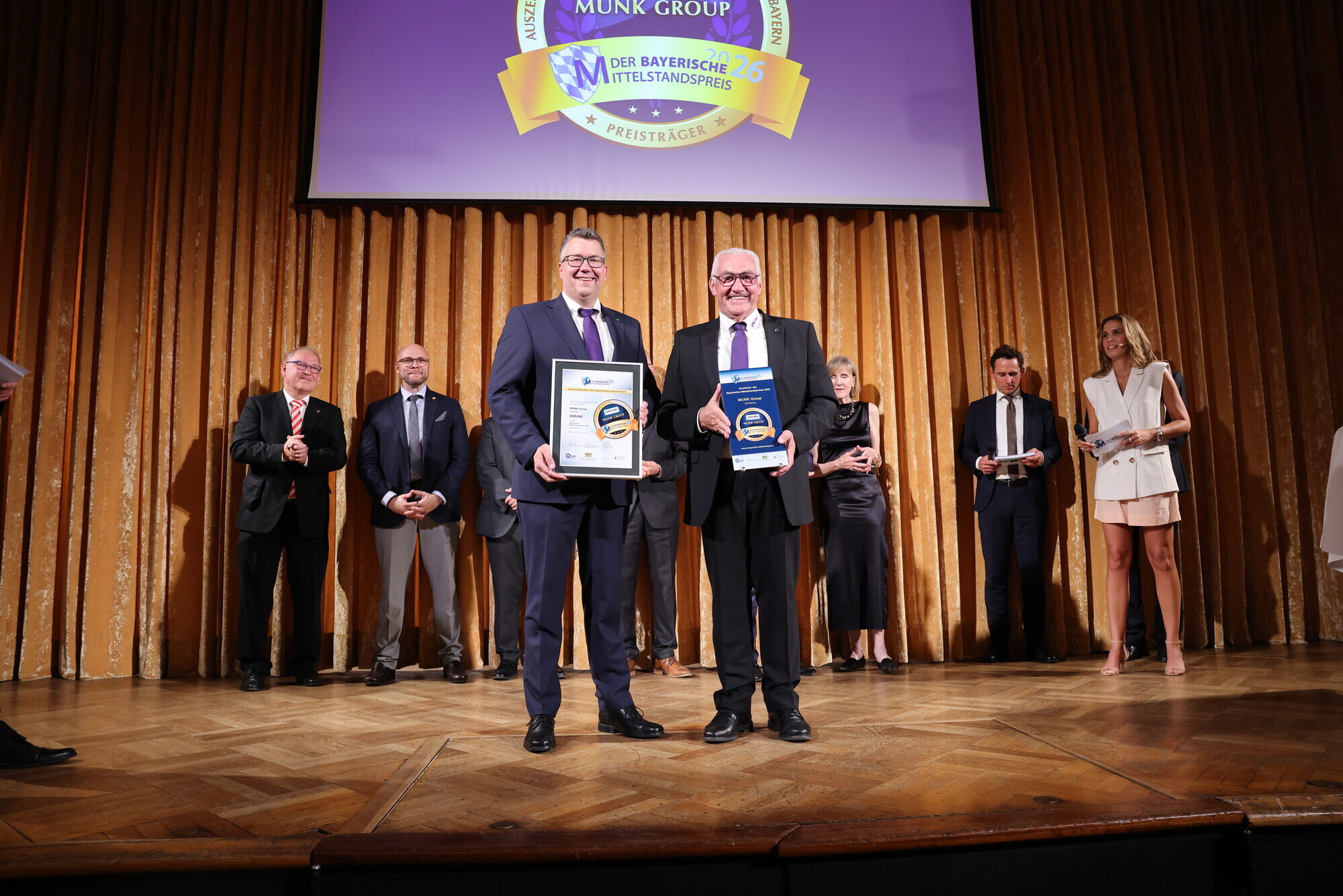Die Geschäftsführer und Inhaber der Munk Group, Alexander Werdich (l.) und Ferdinand Munk (r.), haben den Bayerischen Mittelstandspreis in München entgegengenommen. Foto: Alexander von Spreti