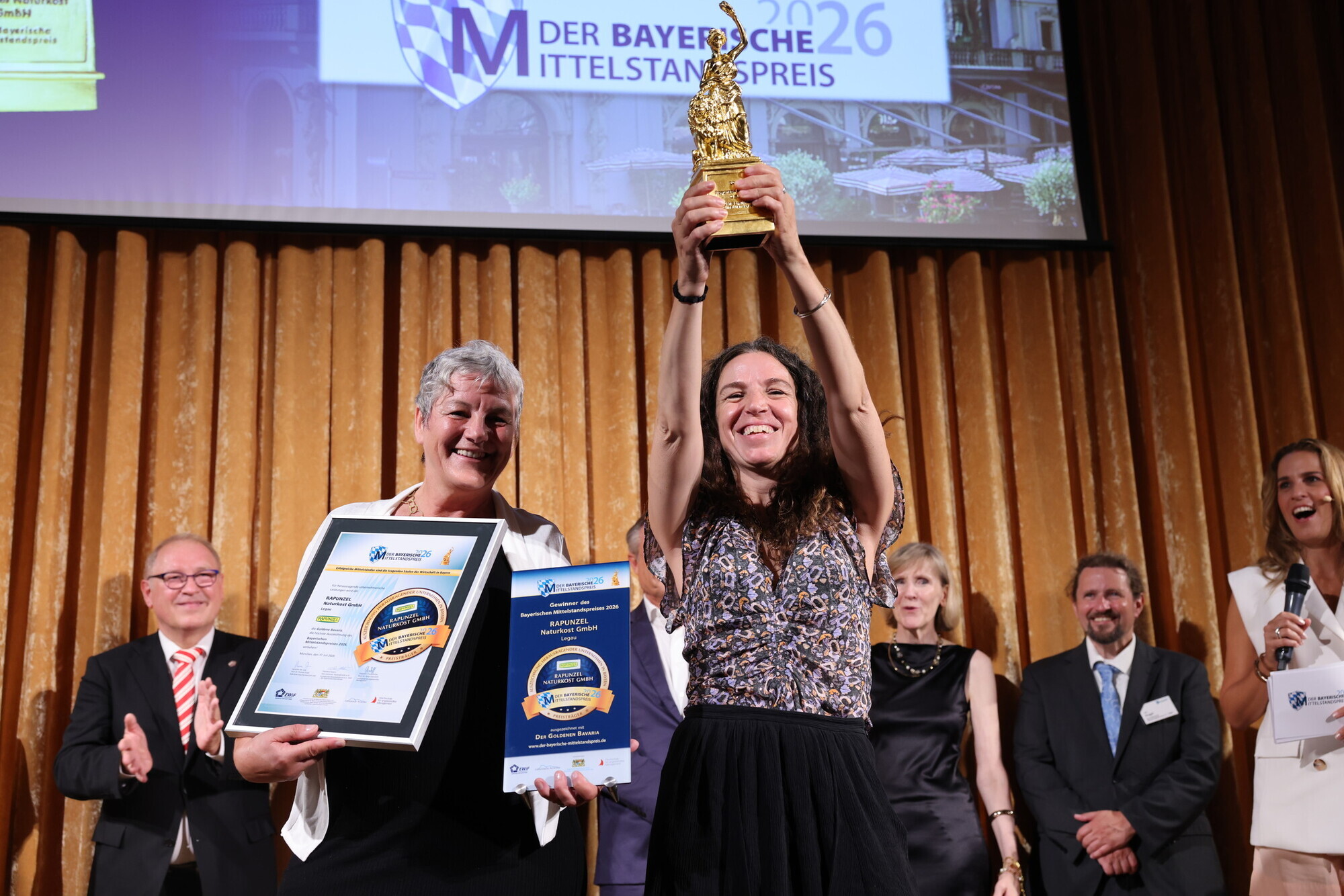 Seraphine Wilhelm (r.) hat die Goldene Bavaria entgegengenommen. Wilhelm ist Mitglied der Geschäftsleitung bei Rapunzel Naturkost und Teil der Unternehmerfamilie. Foto: Alexander von Spreti