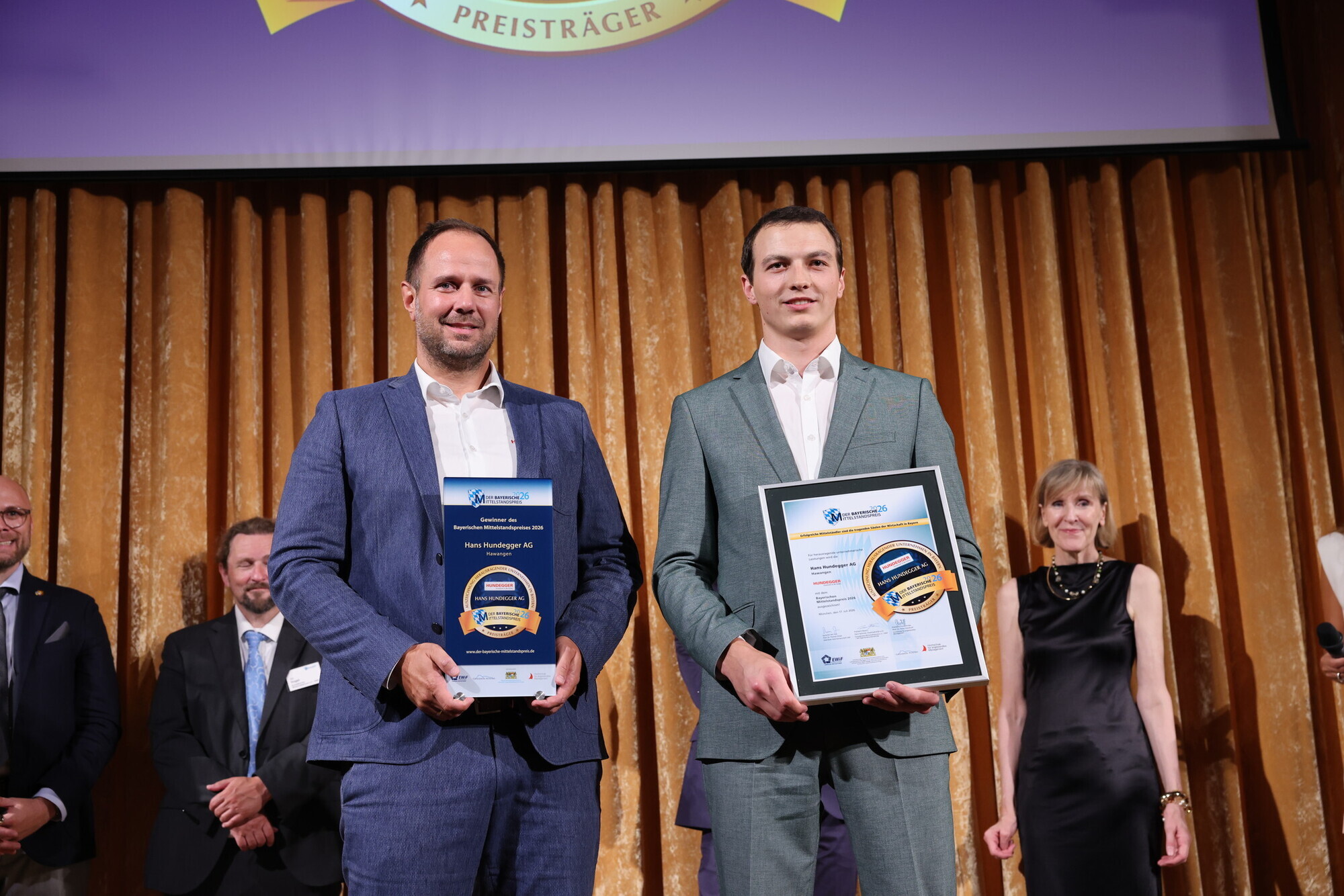 Die Hans Hundegger AG hat den Bayerischen Mittelstandspreis gewonnen. Vorstand Rainer Auerbacher (l.) und Vorstandsvorsitzender Josef Hundegger (r.) bei der Preisverleihung. Foto: Alexander von Spreti