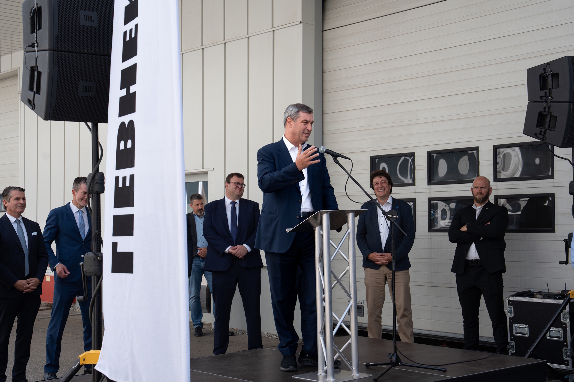 Bei seinem Unternehmensbesuch hielt Markus Söder eine Ansprache an die Belegschaft von Liebherr-Aerospace. Darin lobte er die Lu